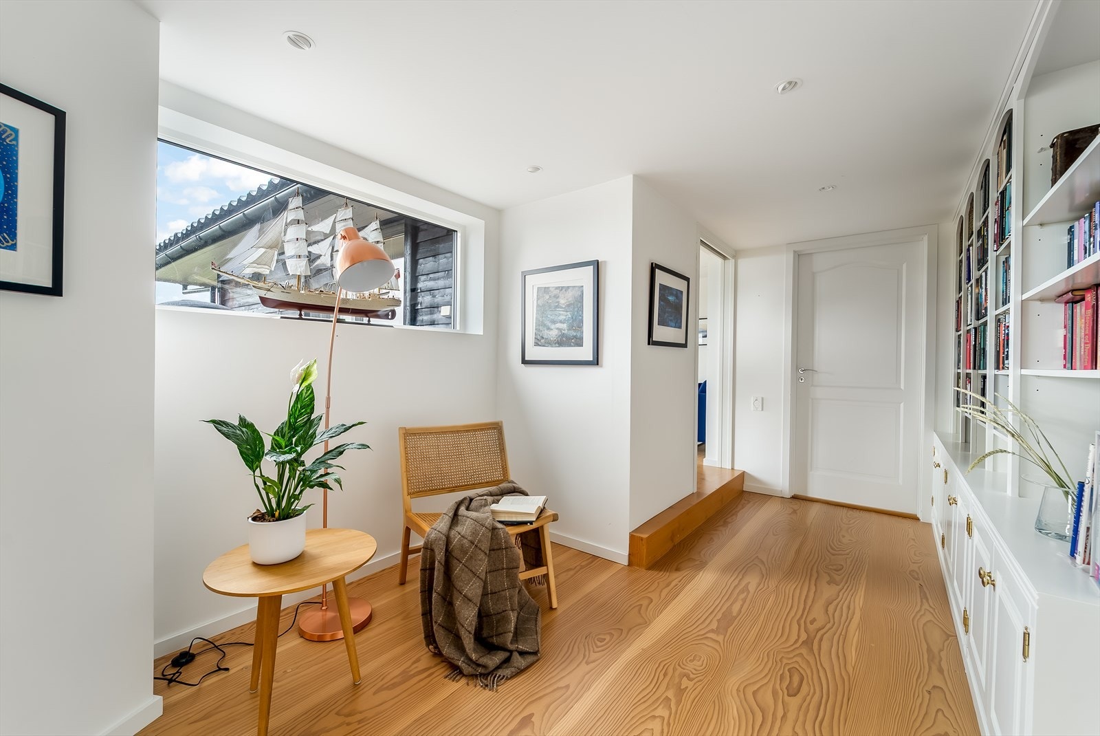 Mellom tv-stue og hovedstua går det en mellomgang som har fungert som et bibliotek for dagens eier. Galleribilde