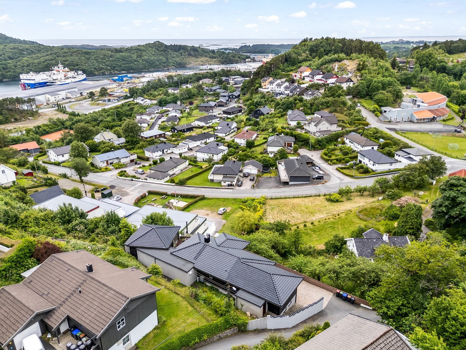 Dronefoto over boligen om området rundt. Galleribilde
