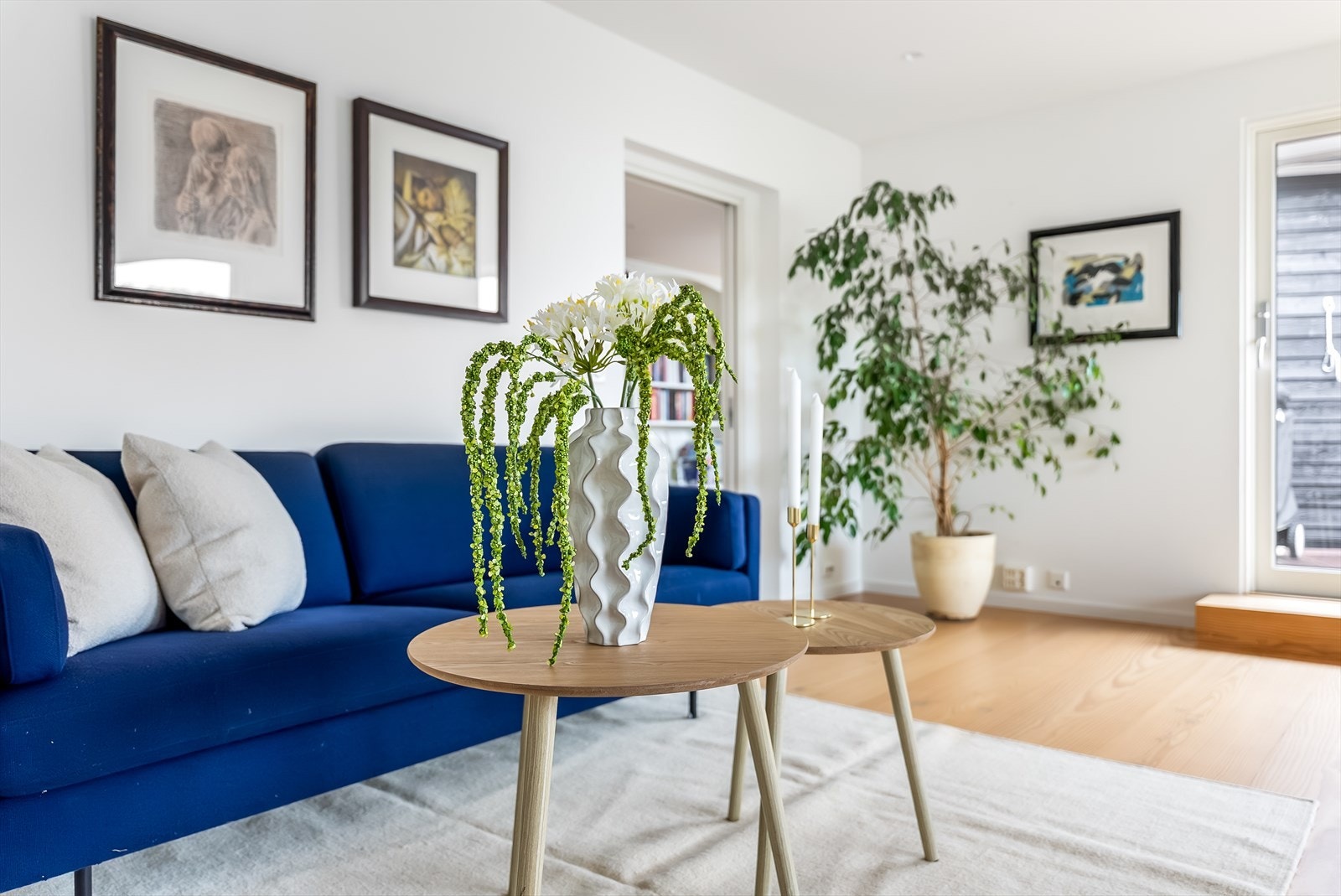 Fra stua er det dør ut til terrassen i front som binder stuene og kjøkkenet sammen på en flott måte. Galleribilde