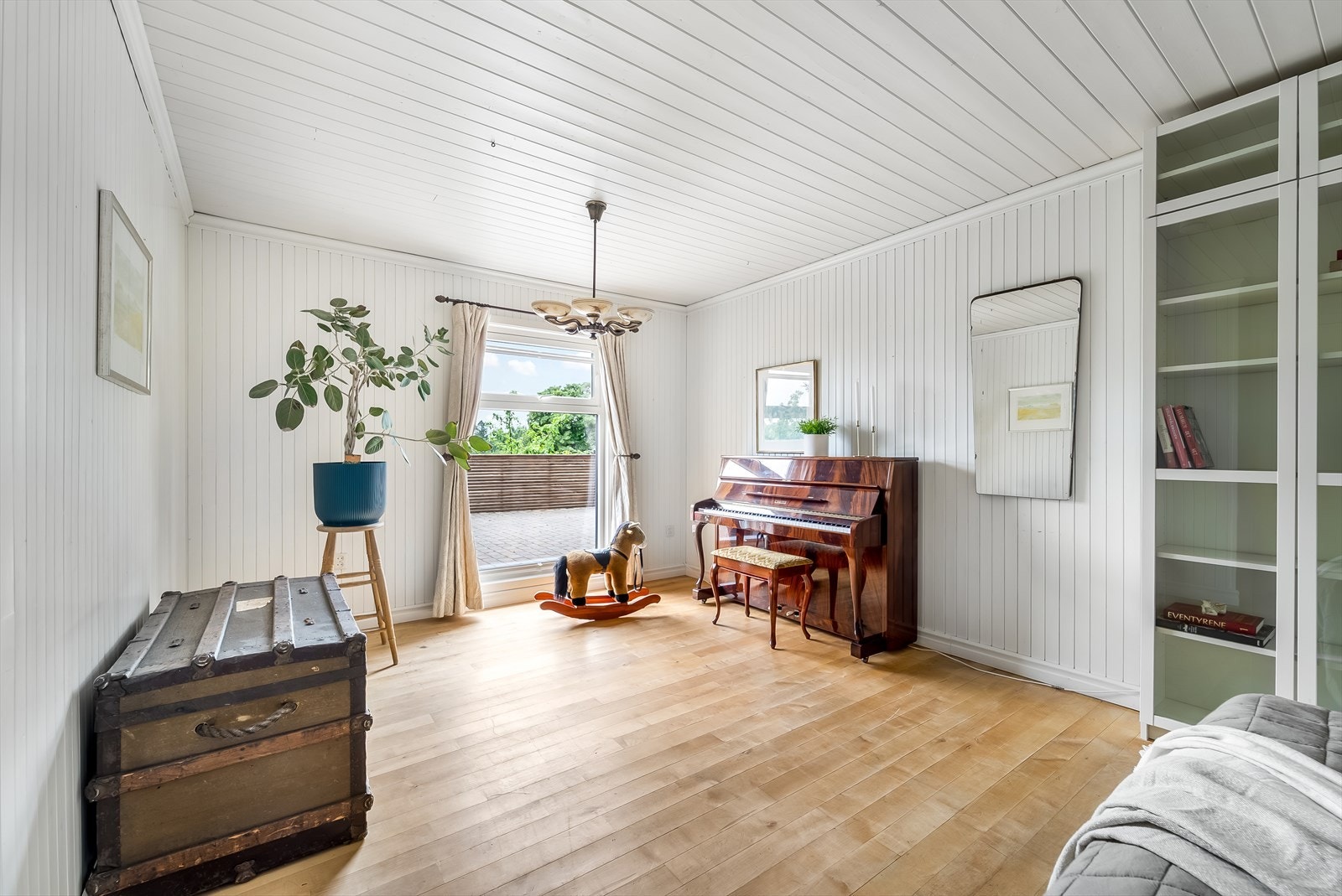 Kjellerstuen er innredet som et kombinert rom - soverom/kjellerstue. Galleribilde