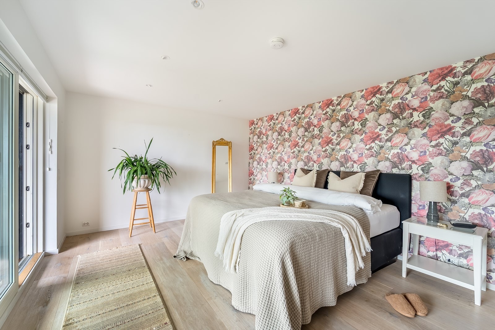 Trivelig hovedsoverom med store vindusflater og utgang til en privat overbygd balkong. Galleribilde