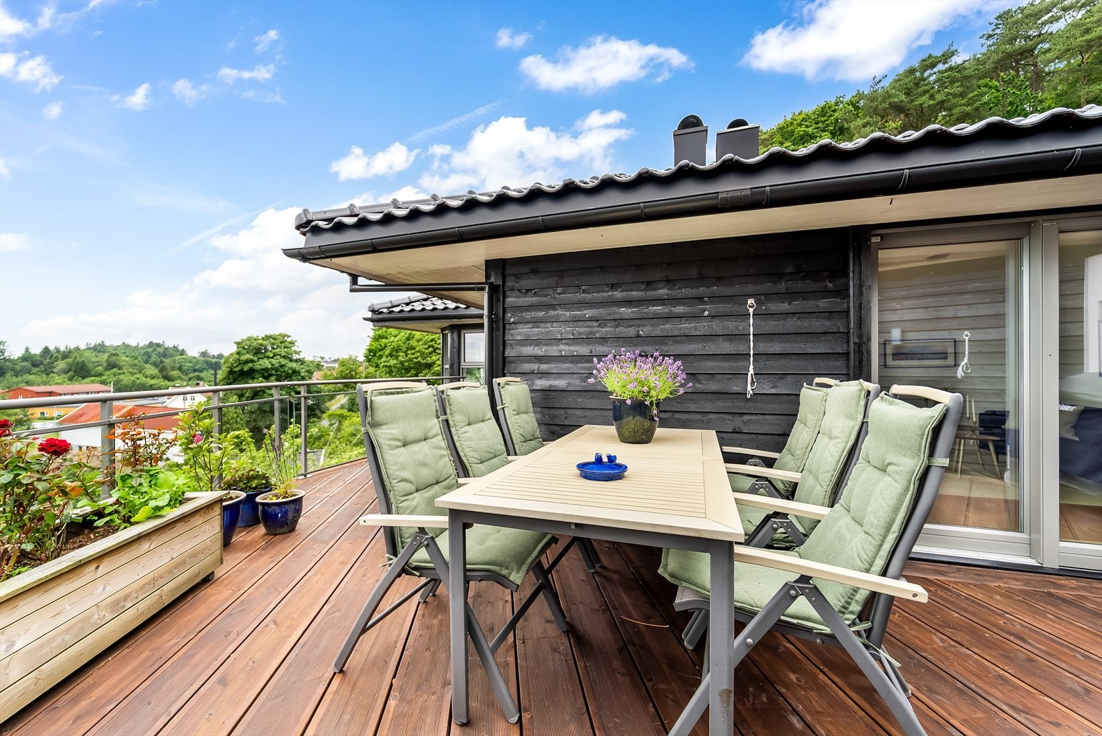 Usjenert uteplass mellom stuene med god plass til utemøblement og grill. Galleribilde