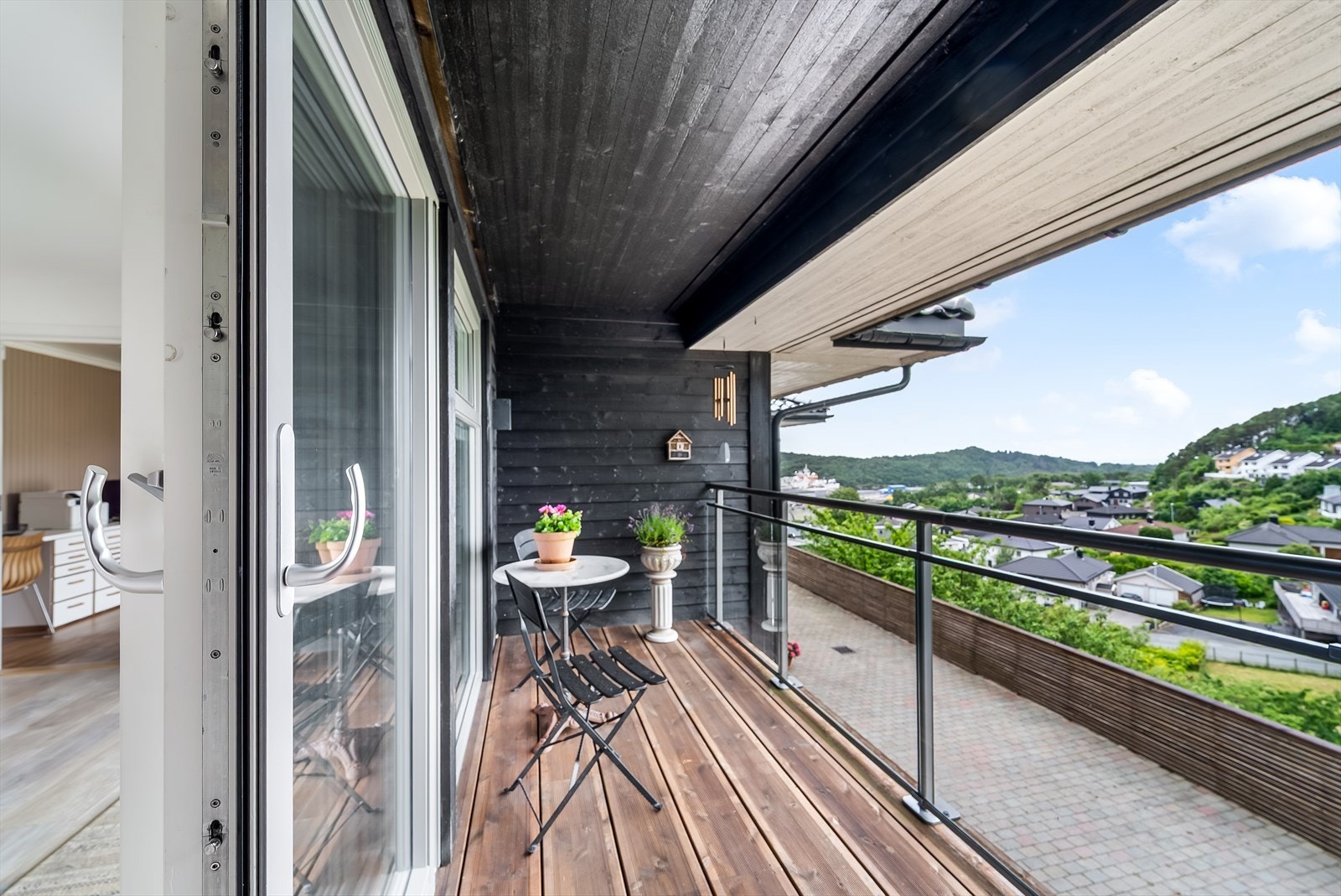 Balkongen er tilbaketrukket med overbygd del. Galleribilde