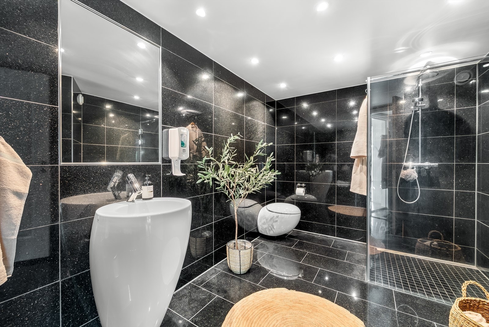 Bad i tilknytning til treningsrommet med italiensk design. Innredet med design vask og toalett, samt dusj med glassvegger. Galleribilde