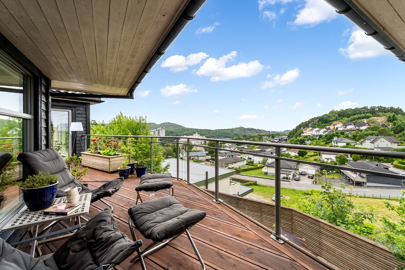 Fra boligen, både inne og ute er det flott utsikt mot området rundt og ut mot sjøen i horisonten. Galleribilde