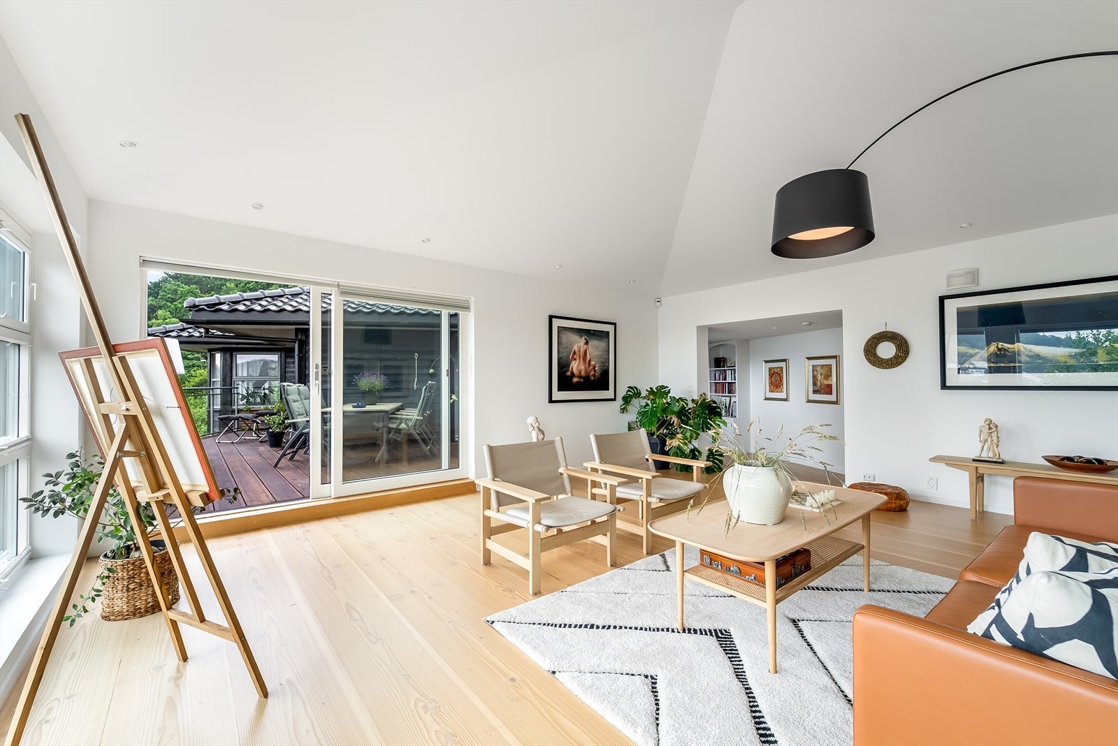 Gulvet i stuene og på kjøkkenet er meget flott og gir rommene en lunhet. Galleribilde