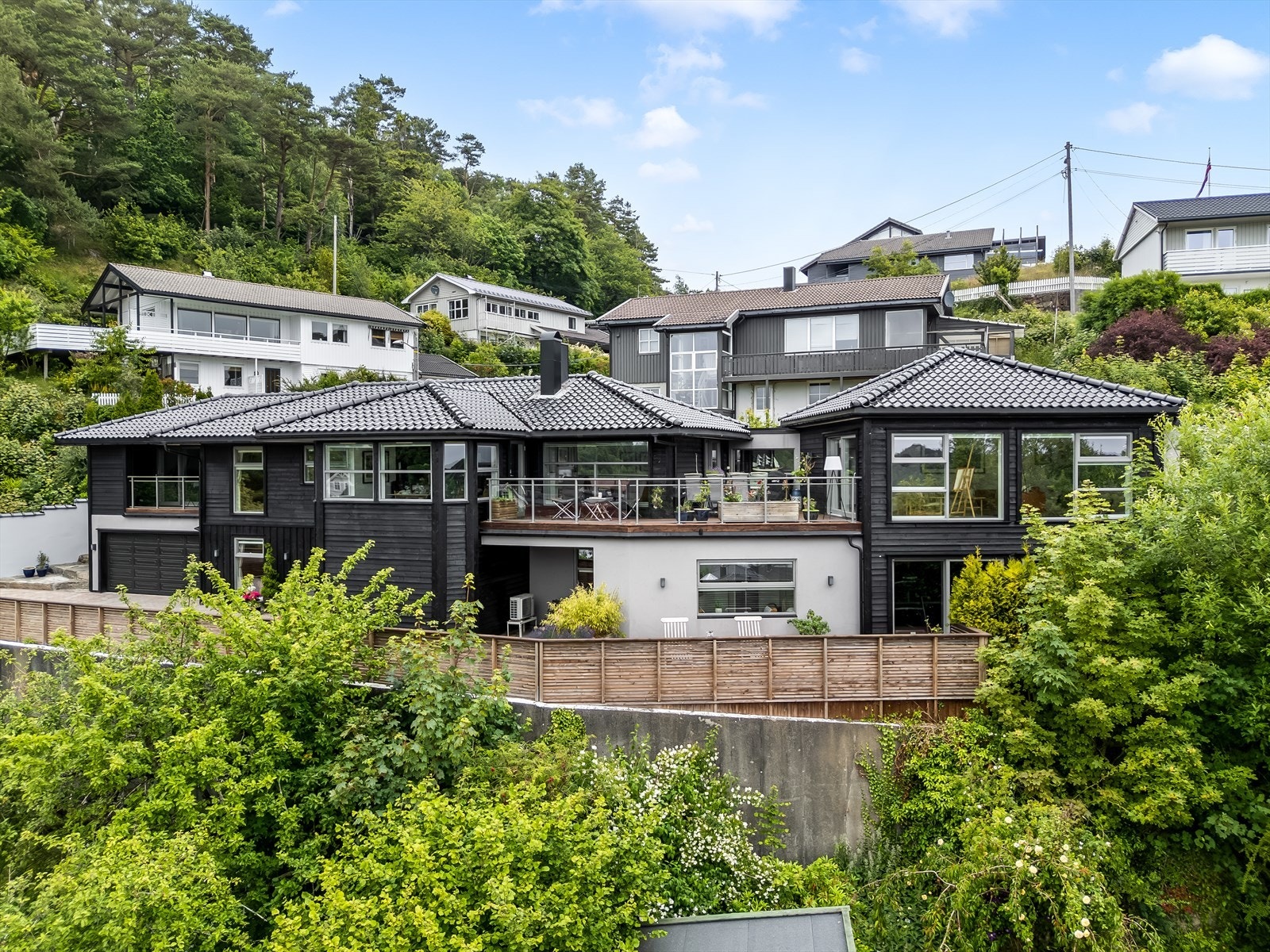 Eiendomsmegler MNEF Anita Cecilie Gabrielsen ønsker velkommen til Markeveien 66 - Flott enebolig med mange flotte løsninger. Galleribilde