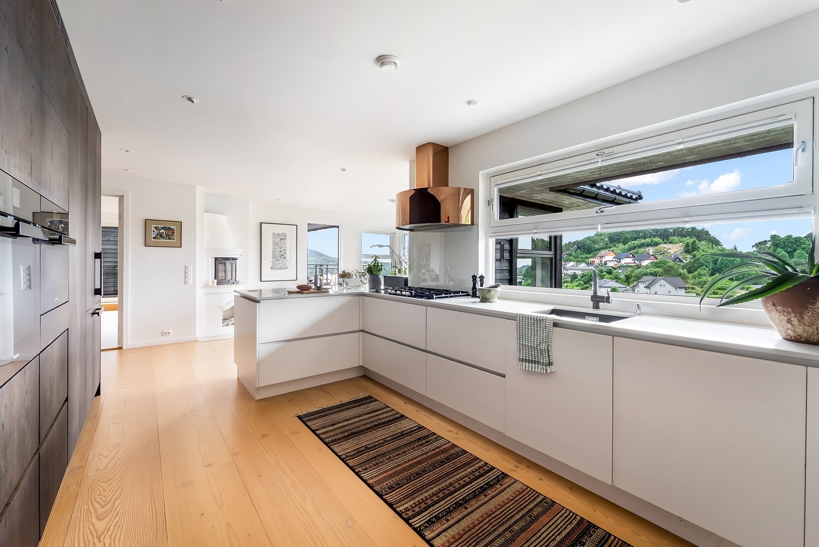 Kjøkkenet har et stilrent design med tofarget innredning. Kjøkkenet er fra Hamran. Alle hvitevarer er integrerte og koketopp er gassdrevet. Galleribilde