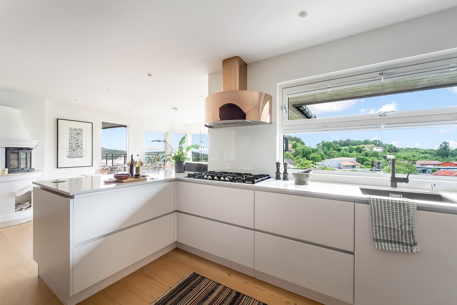 På kalde dager, er det ekstra koselig å fyre på peisen som skaper god steming og varme i rommet. Galleribilde