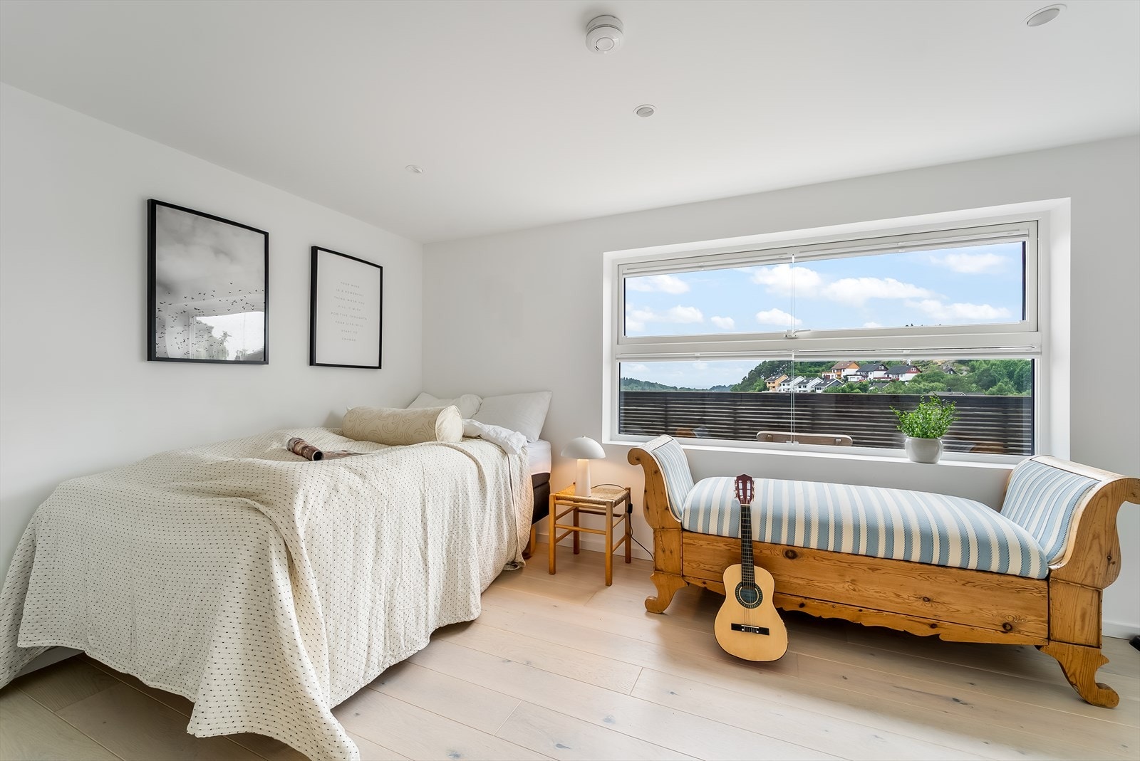 Soverom 4 av 4 har direkte adkomst ut til bakkeplan. Galleribilde