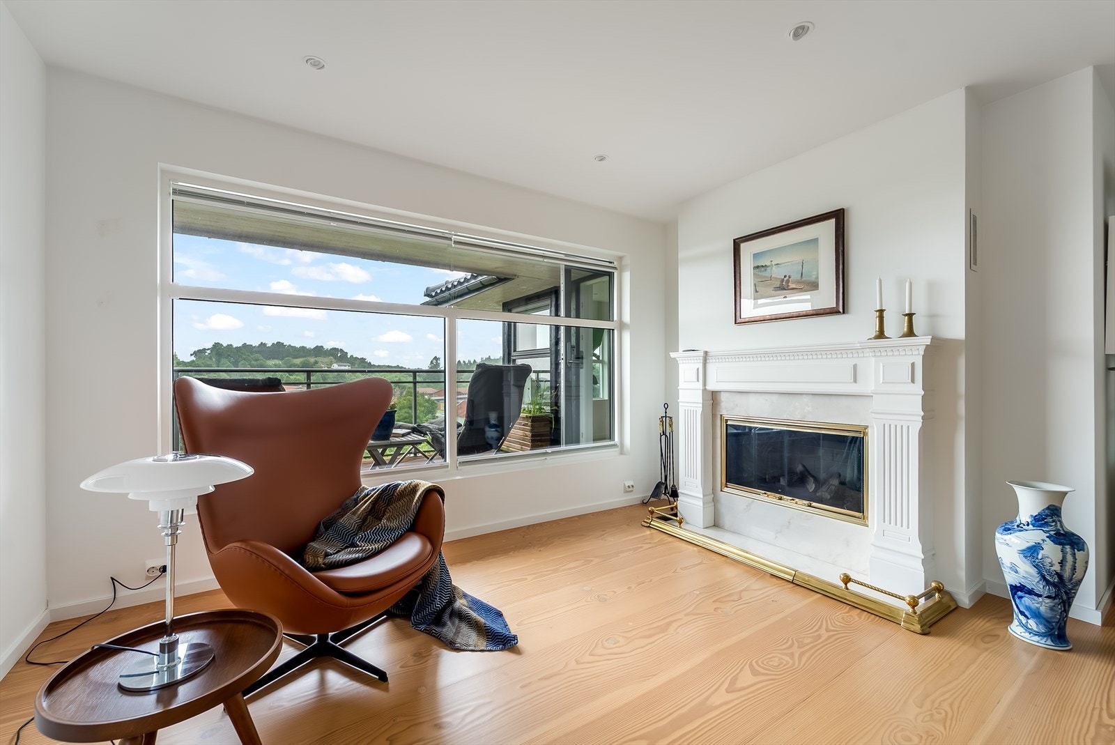 Store vindusflater bringer godt med lys inn i rommet. Hovedetasjen har et gjennomgående flott bredt heltregulv. Galleribilde