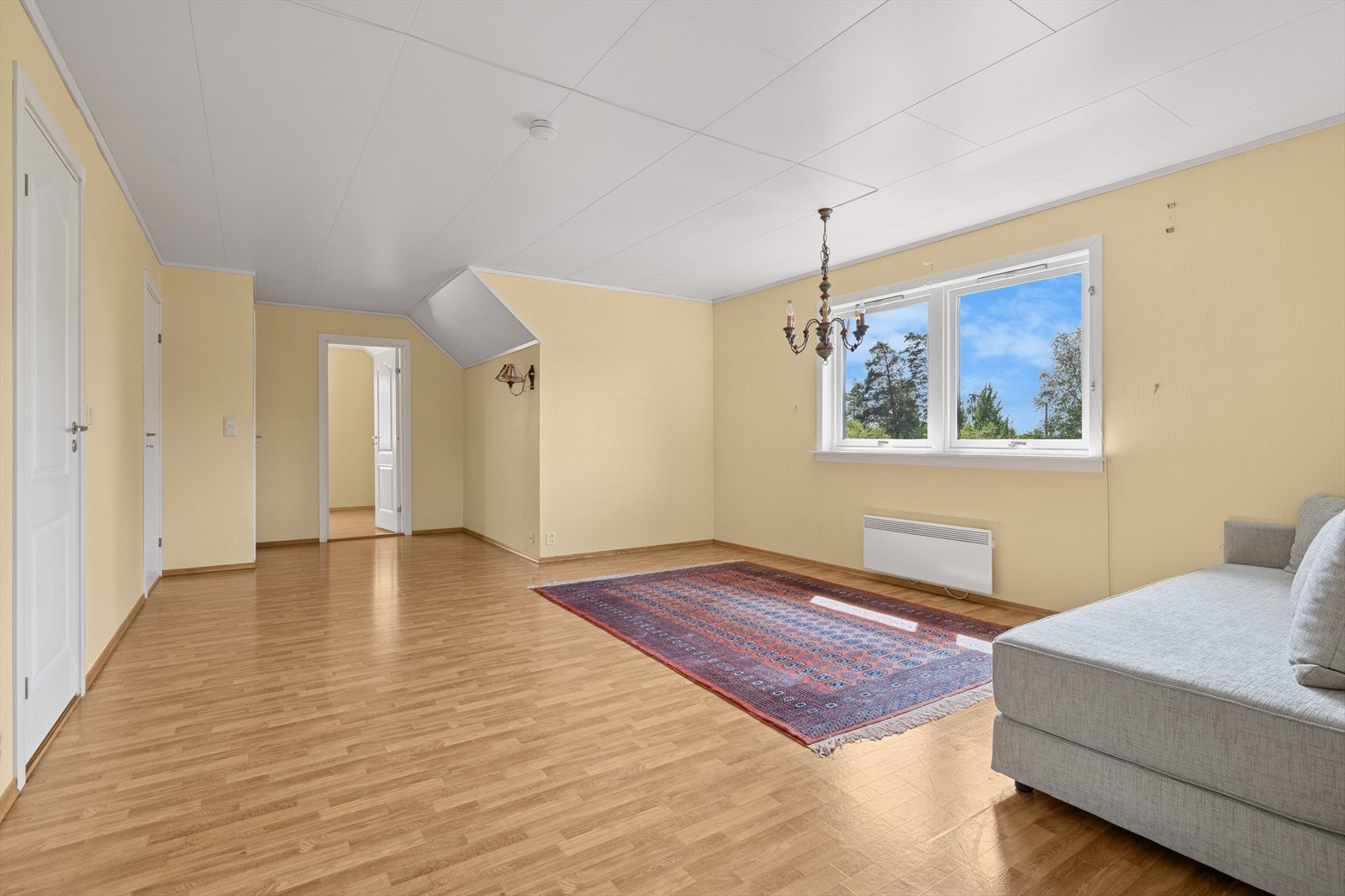 Etasjen byr på private soner med soverom, bad og gode oppbevaringsmuligheter, perfekt tilpasset familiens behov. Galleribilde