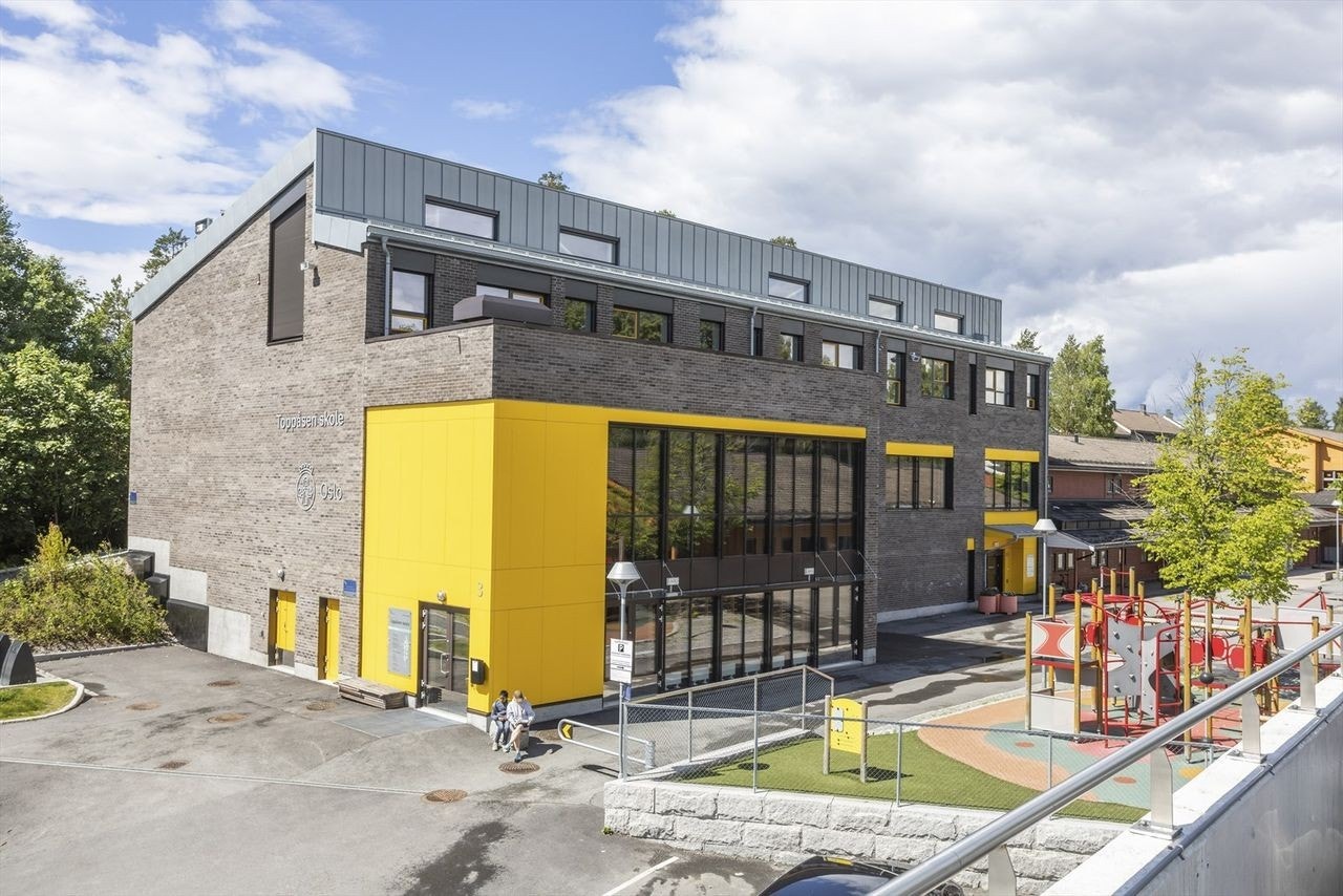Toppåsen skole ligger rett ved boligen. Galleribilde