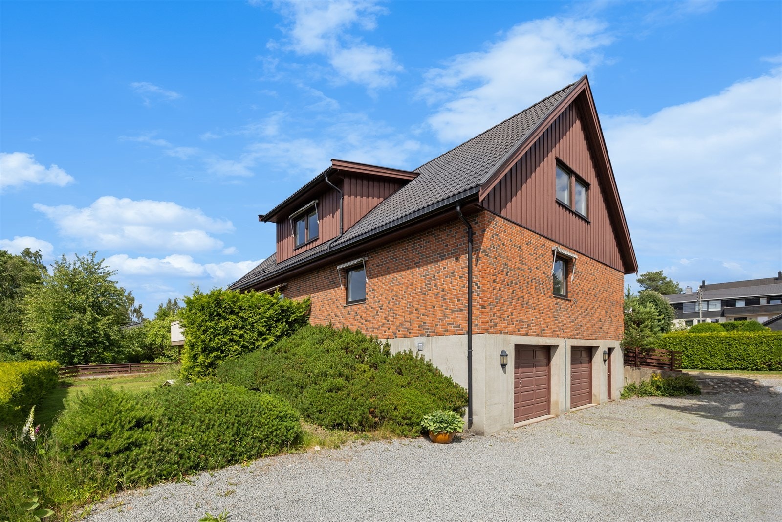 Eiendommen har en attraktiv beliggenhet på populære Toppåsen, et av de mest ettertraktede boligområdene i bydelen. Galleribilde