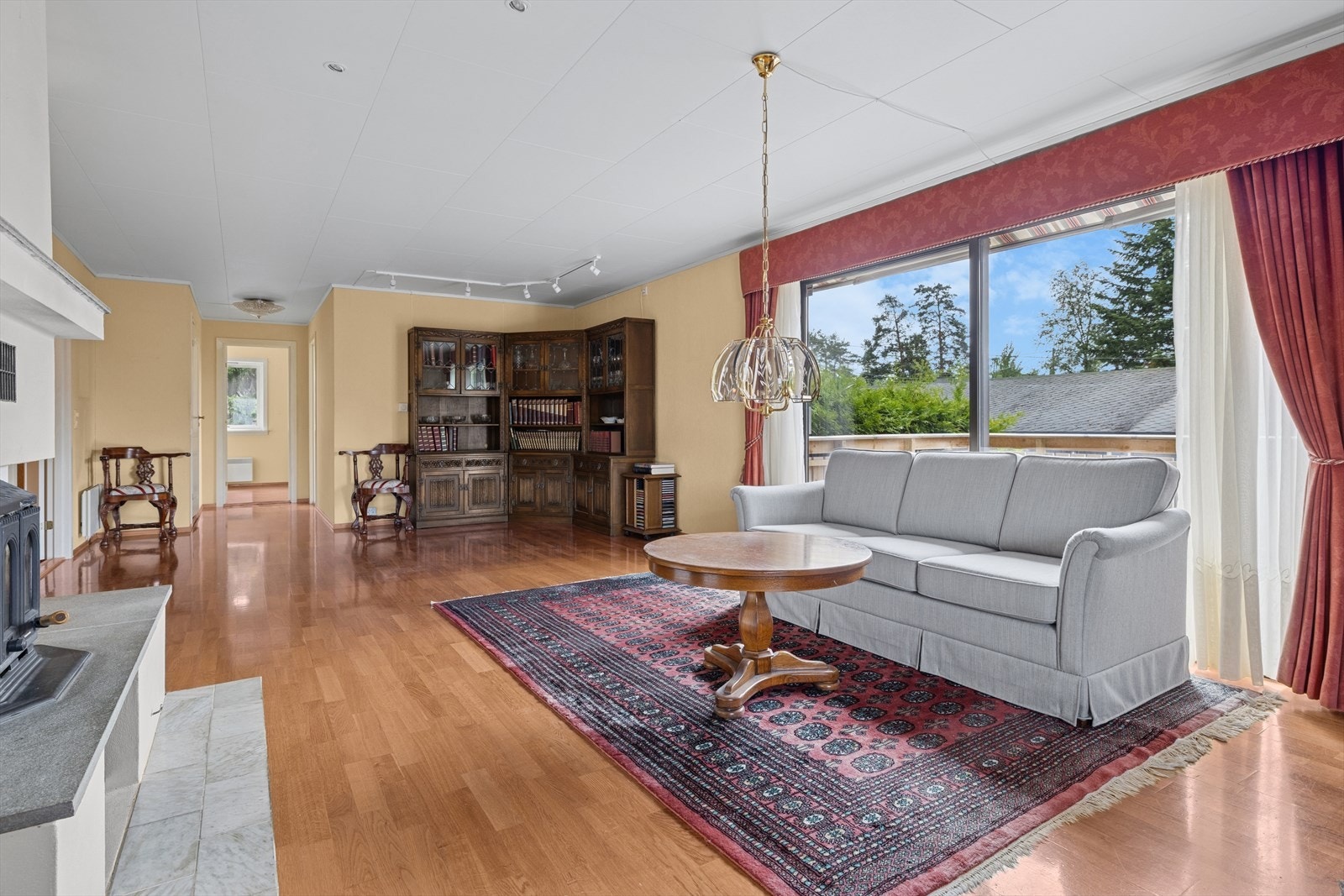 Stuen har flere innredningsmuligheter - perfekt for både rolige hverdager og sosiale sammenkomster. Galleribilde