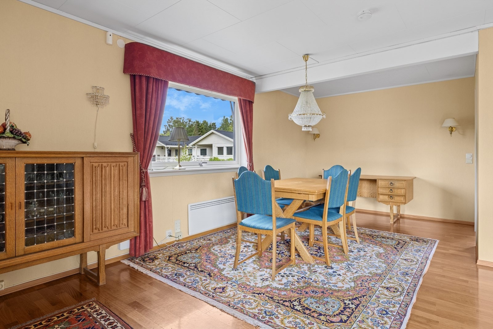 Spisestue med god plass til langbord - ideell for hyggelige måltider. Galleribilde