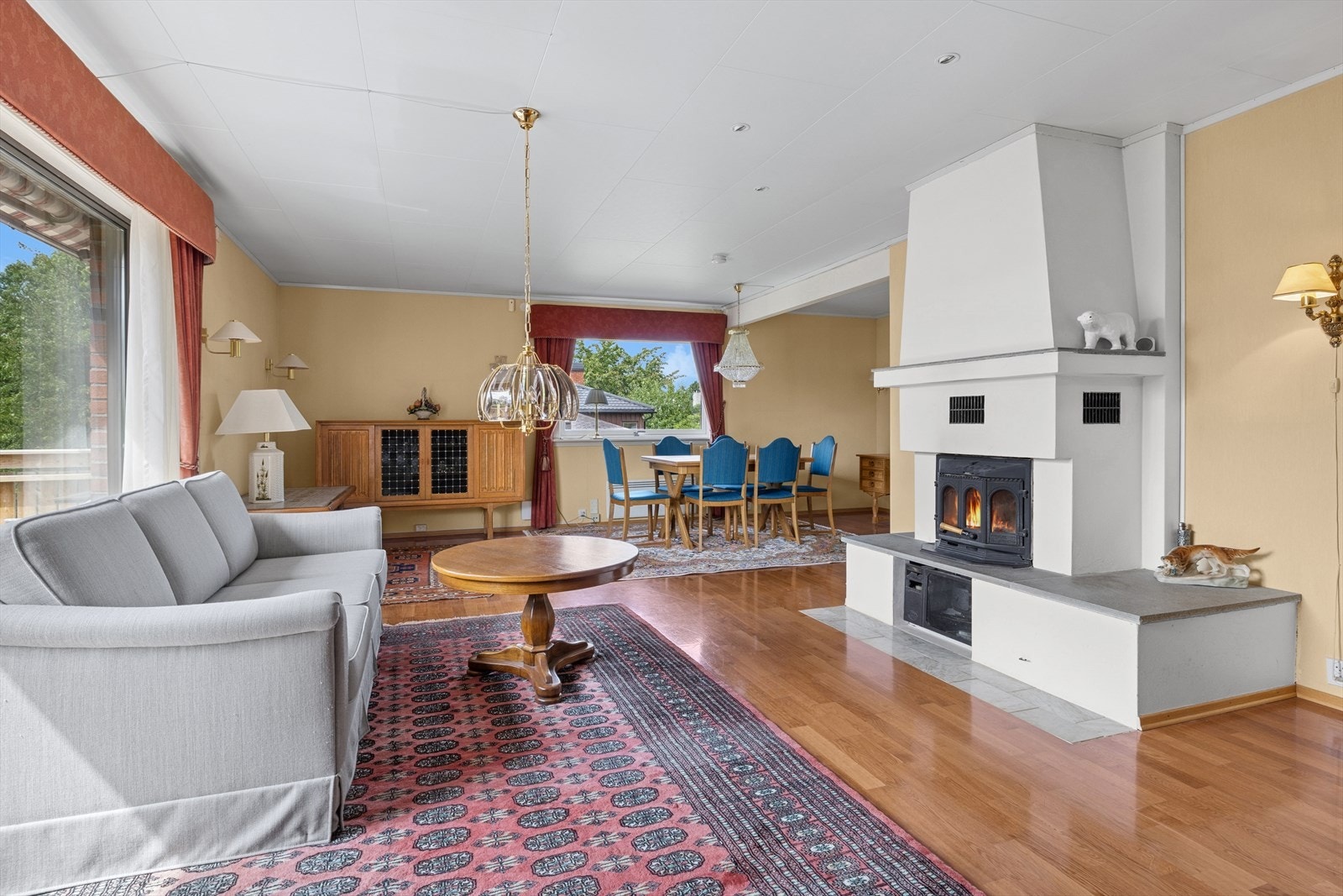 Romslig stue med forskjellige brukssoner for både avslapning og sosialt samvær. Galleribilde