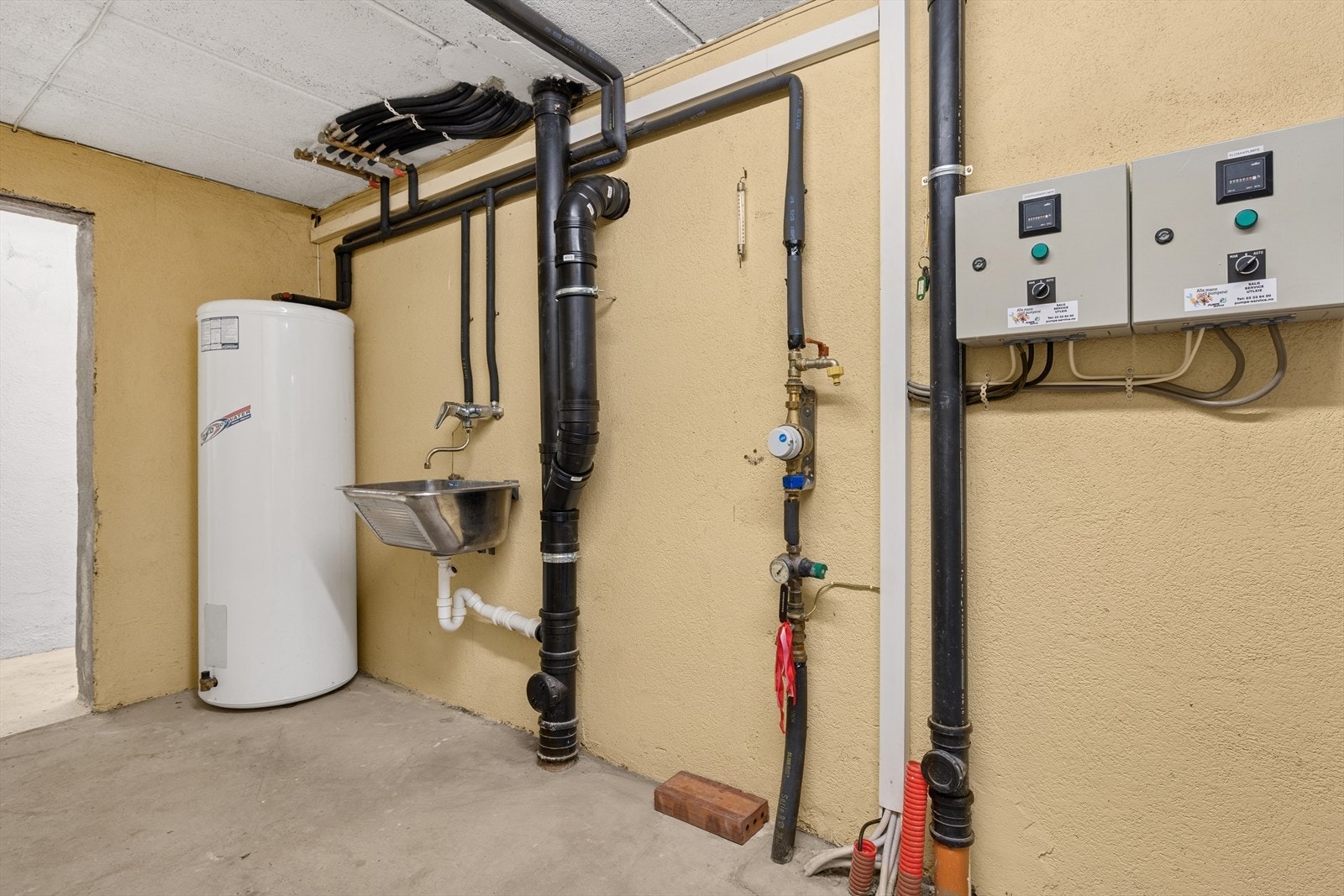 Lenger inn i garasjen er det også et teknisk rom, samt 2 boder. Perfekt lagringsmuligheter for sportsutstyr, verktøy eller hageutstyr. Galleribilde