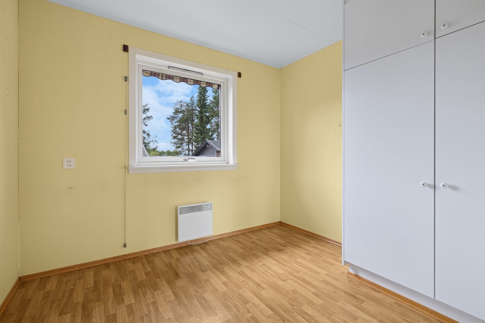 Boligen har til sammen 5 soverom, hvorav 3 i 1. etg. og 2 i loftetasjen. Galleribilde