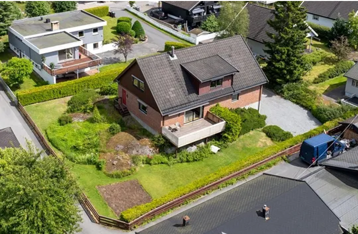 Romslig, velholdt og vedlikeholdsfri enebolig i teglsten med aluprofilvinduer fra 1998. Galleribilde