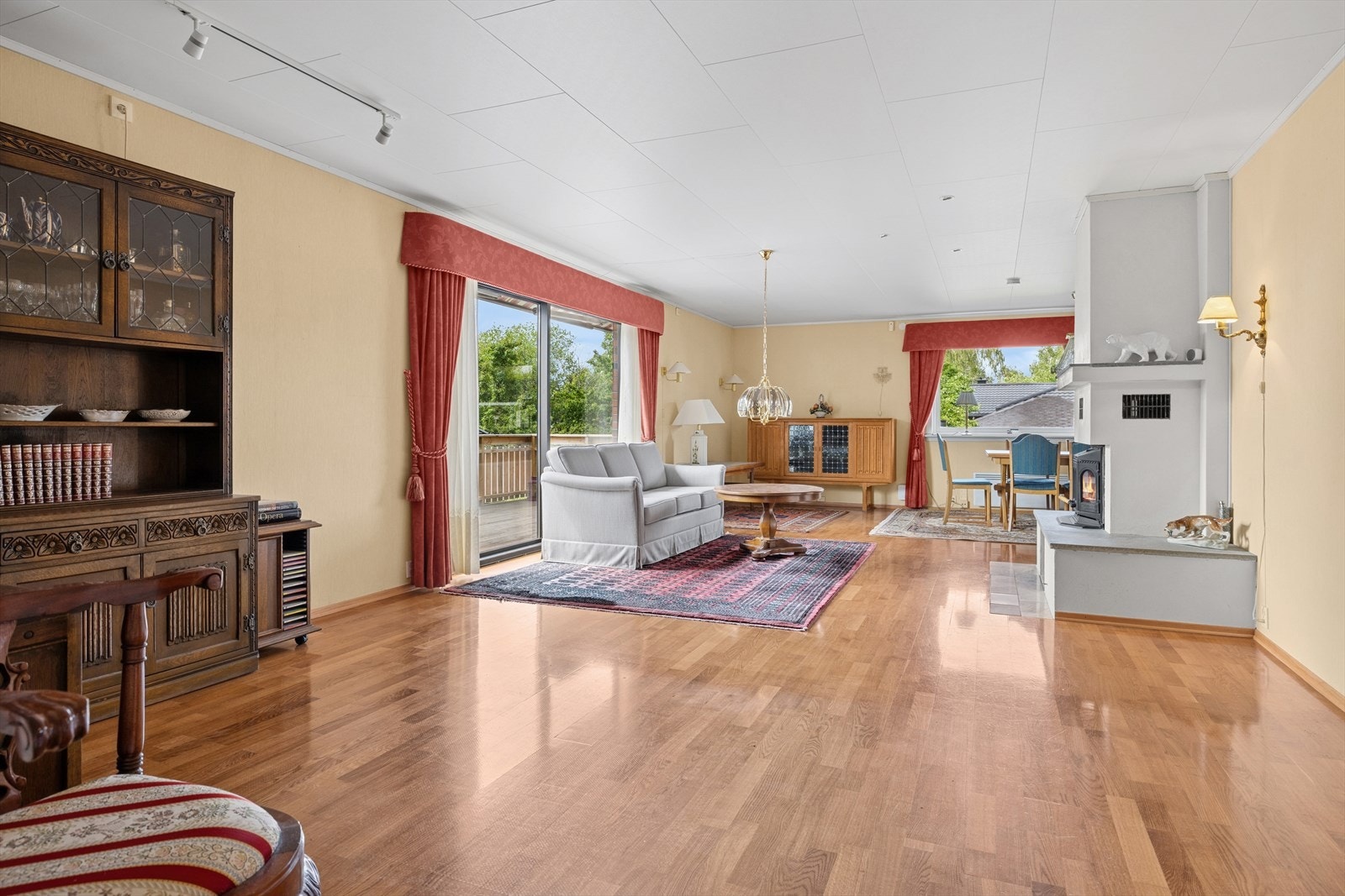 Peisen utgjør et naturlig midtpunkt og bidrar til en lun og innbydende atmosfære. Galleribilde