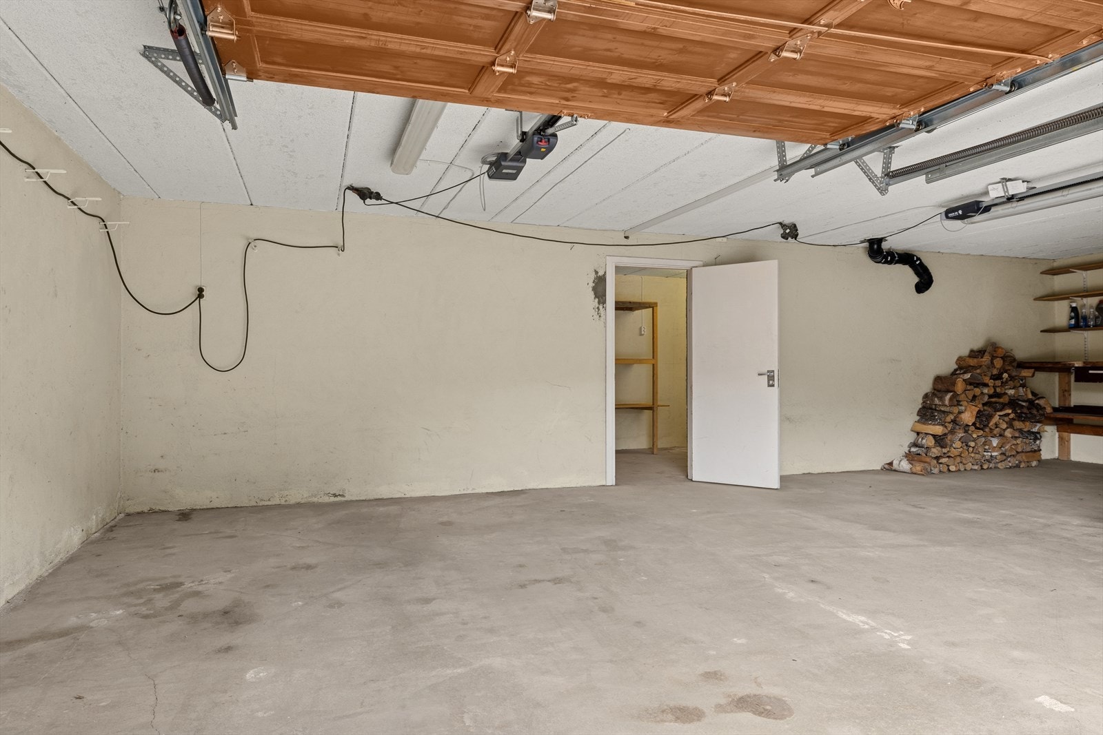 Romslig dobbelgarasje med god plass til to biler. Galleribilde