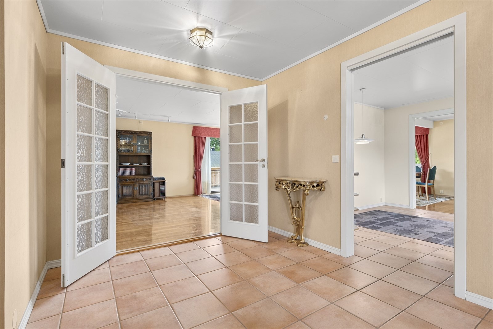 Lenger inn finner du en romslig og funksjonell hall med adkomst til bl.a. stue og kjøkken. Galleribilde