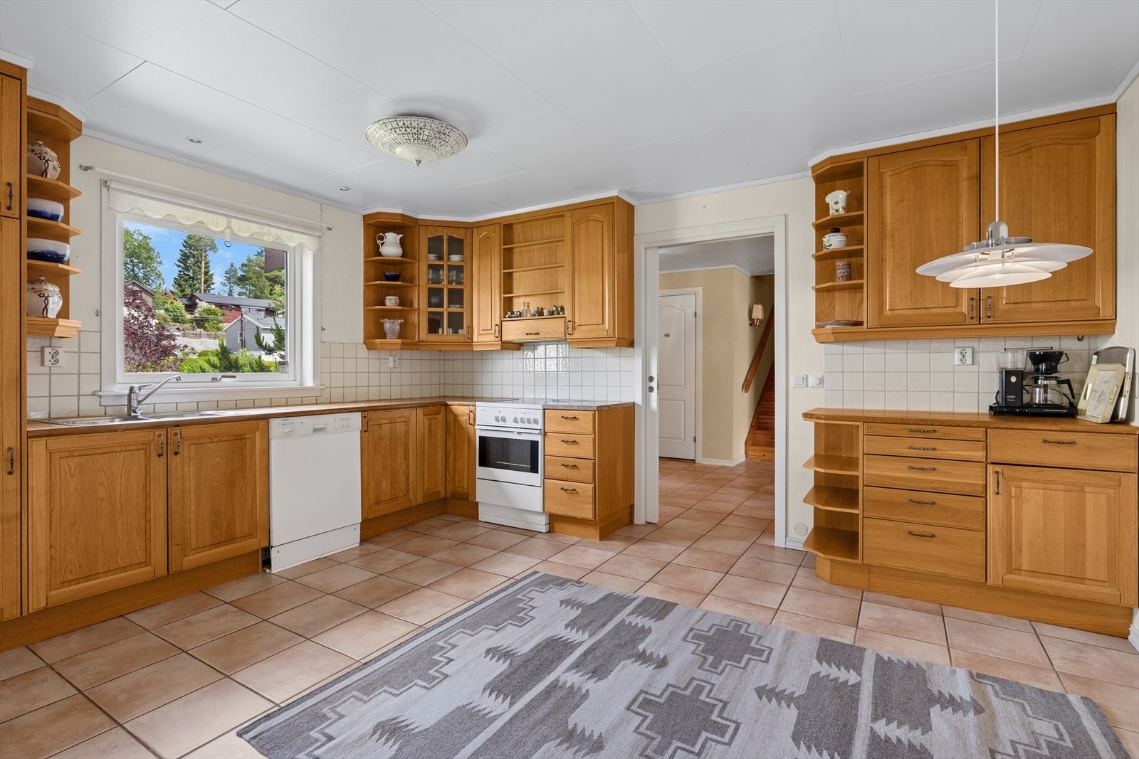 Stort og romslig kjøkken med profilerte fronter som gir et klassisk og detaljert uttrykk. Galleribilde