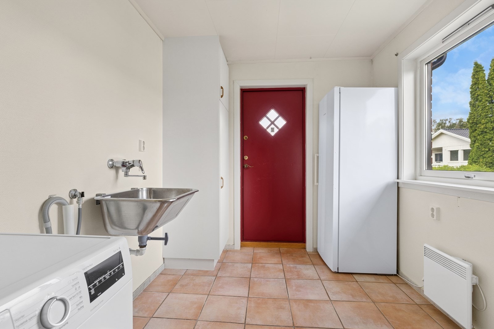 Praktisk grovkjøkken med direkte adkomst til uteområdet. Galleribilde