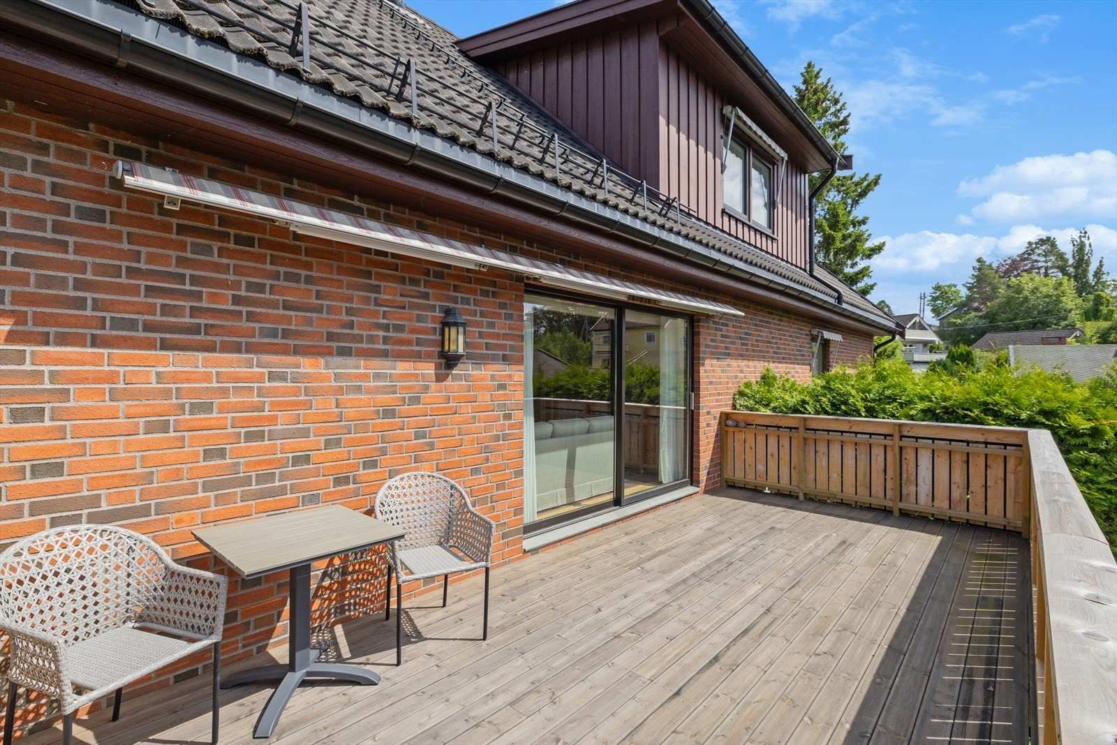 Boligen har en balkong i 1.etasje på ca. 20 kvm. Galleribilde