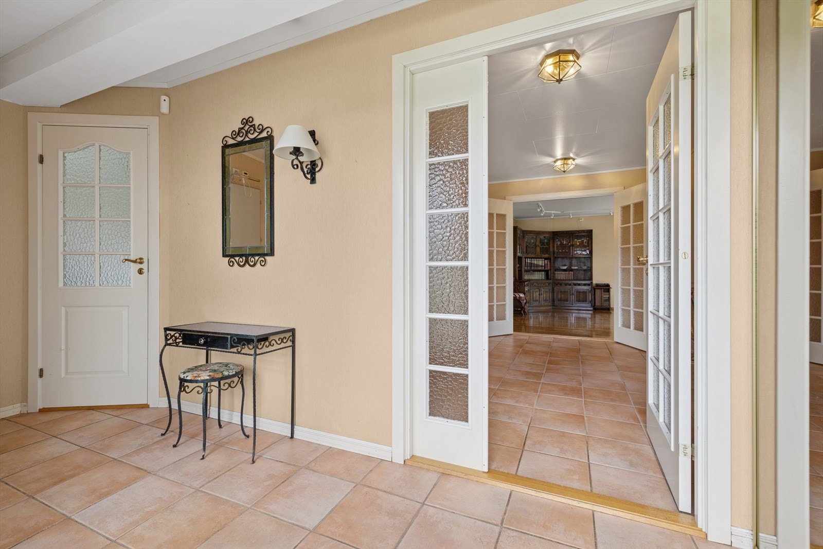 Entré med praktiske oppbevaringsløsninger og direkte tilgang til ett av boligens 5 soverom. Galleribilde