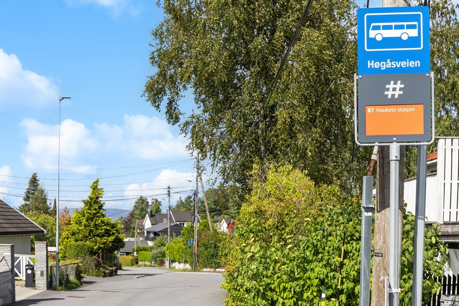 Høgåsveien bussholdeplass tar deg til både Hauketo togstasjon og den andre retningen til Kolbotn stasjon. Galleribilde