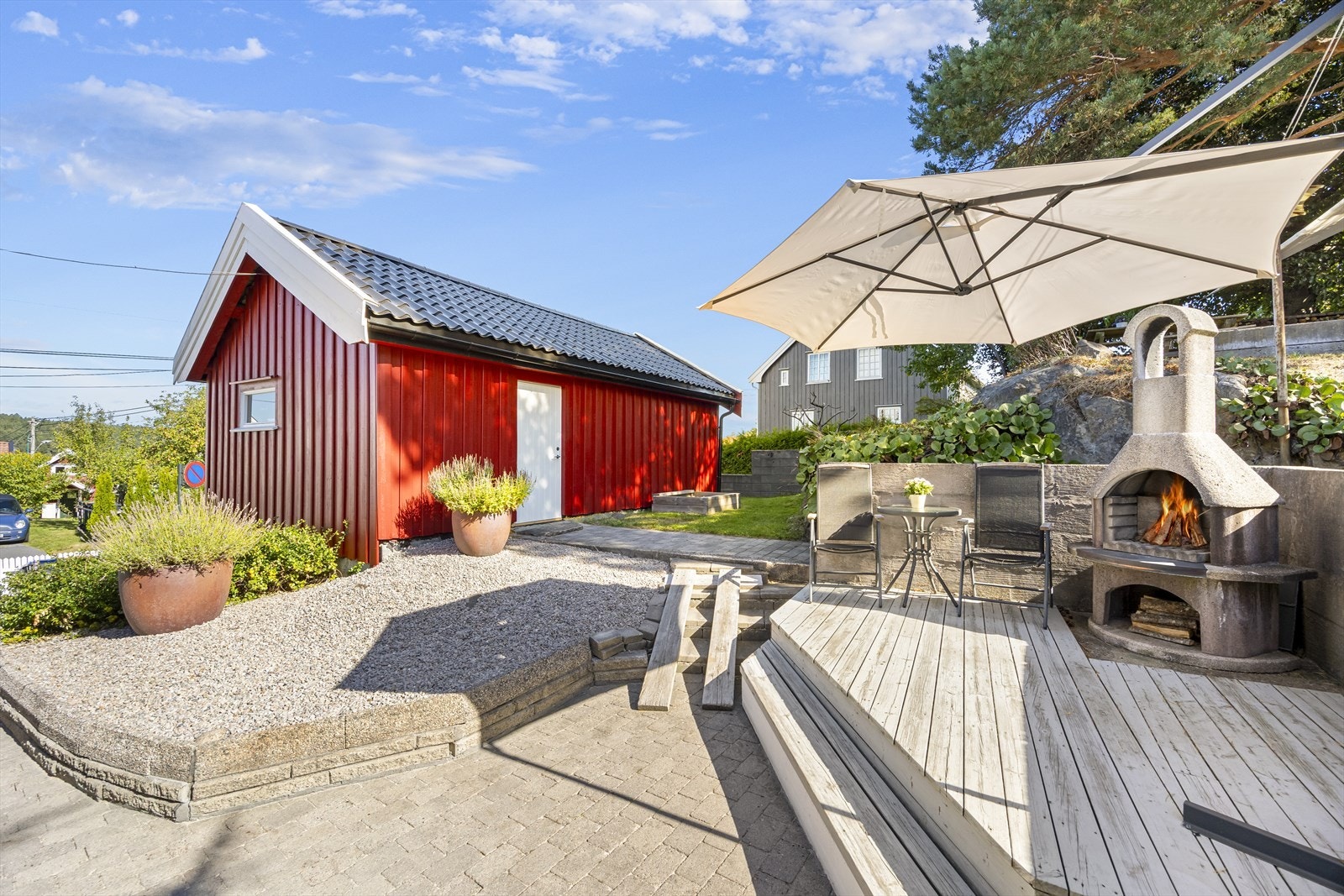 Fin terrasse ved Bua med bla. utepeis. Galleribilde