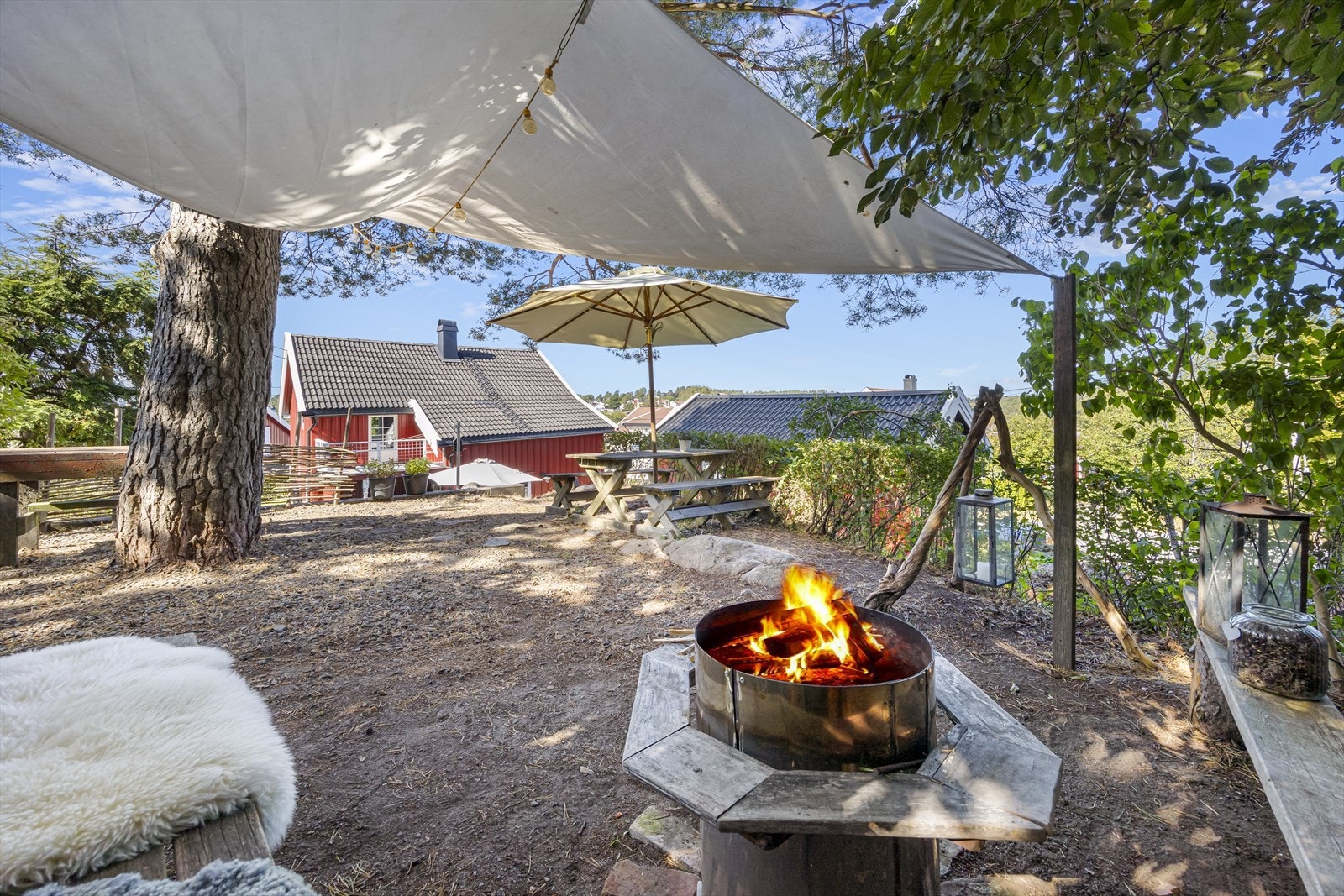 Øverst på tomten er det laget til hyggelig bålplass. Galleribilde
