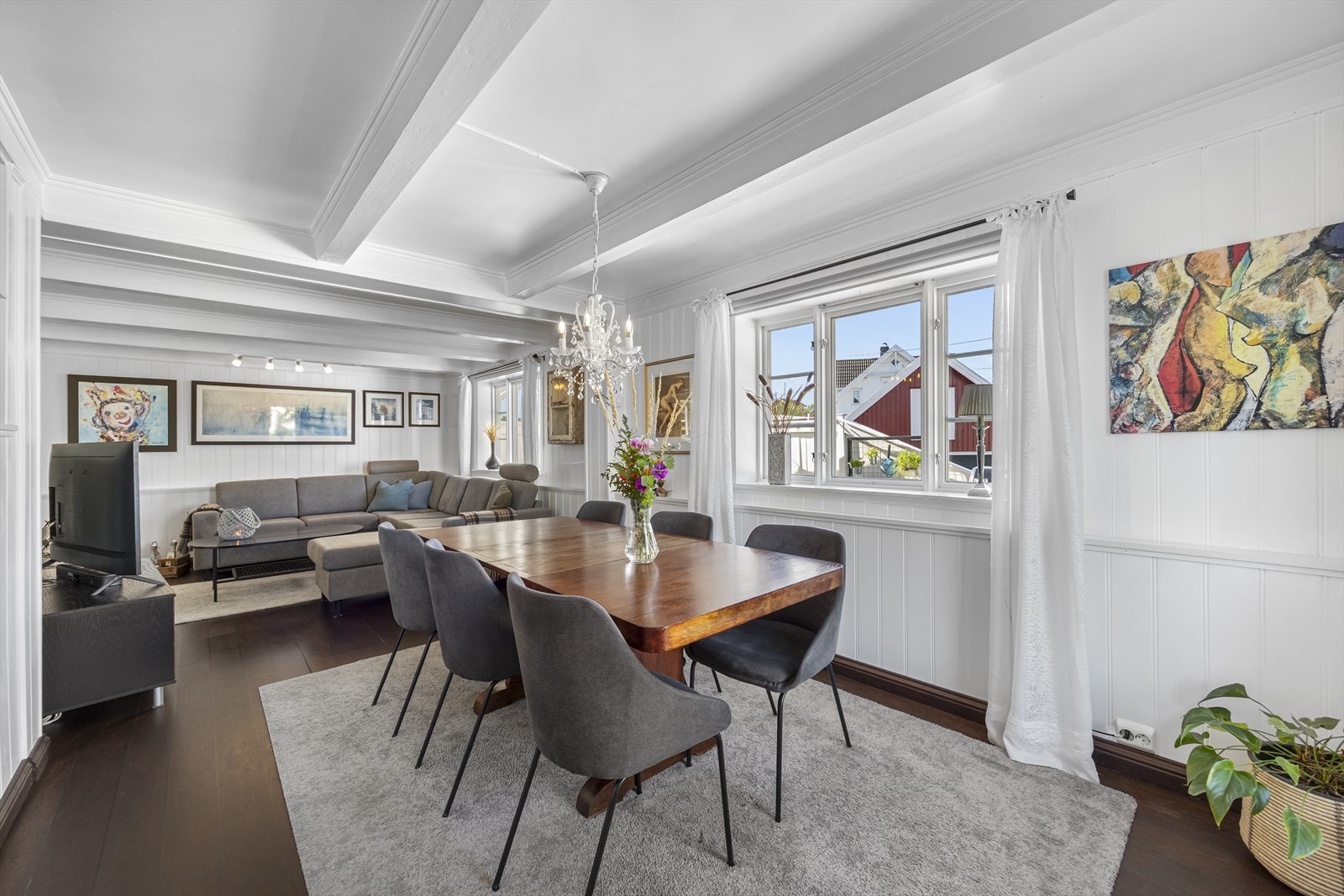 Videre inn i spisestue og stue. Utgang til terrasse og hage herfra. Galleribilde