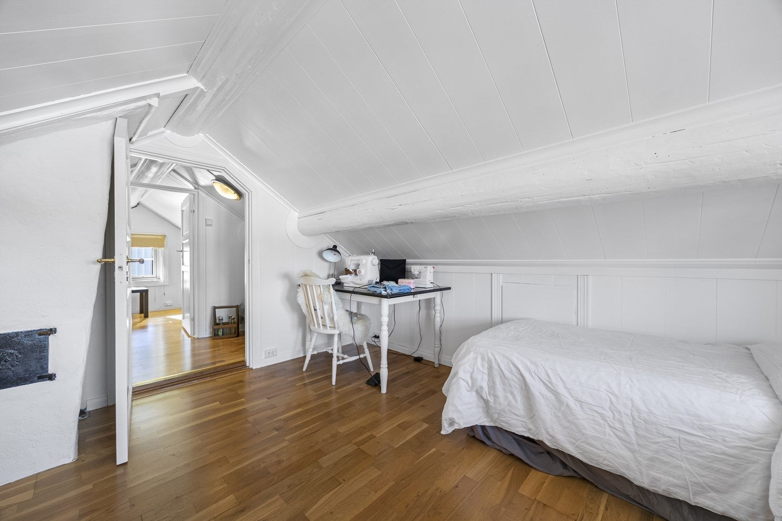 Og enda et rom i loftsetasje Galleribilde