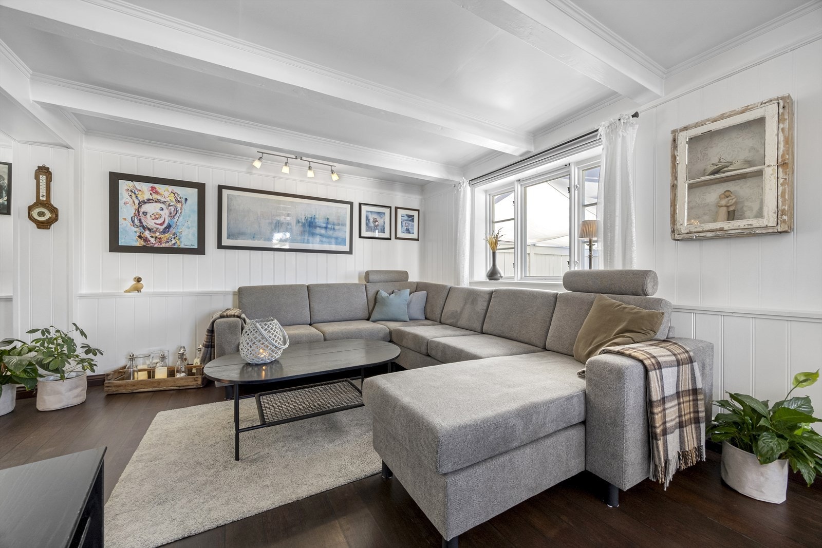 God plass til romslig sofa, i tillegg plass til lesekrok ved peisovn. Galleribilde