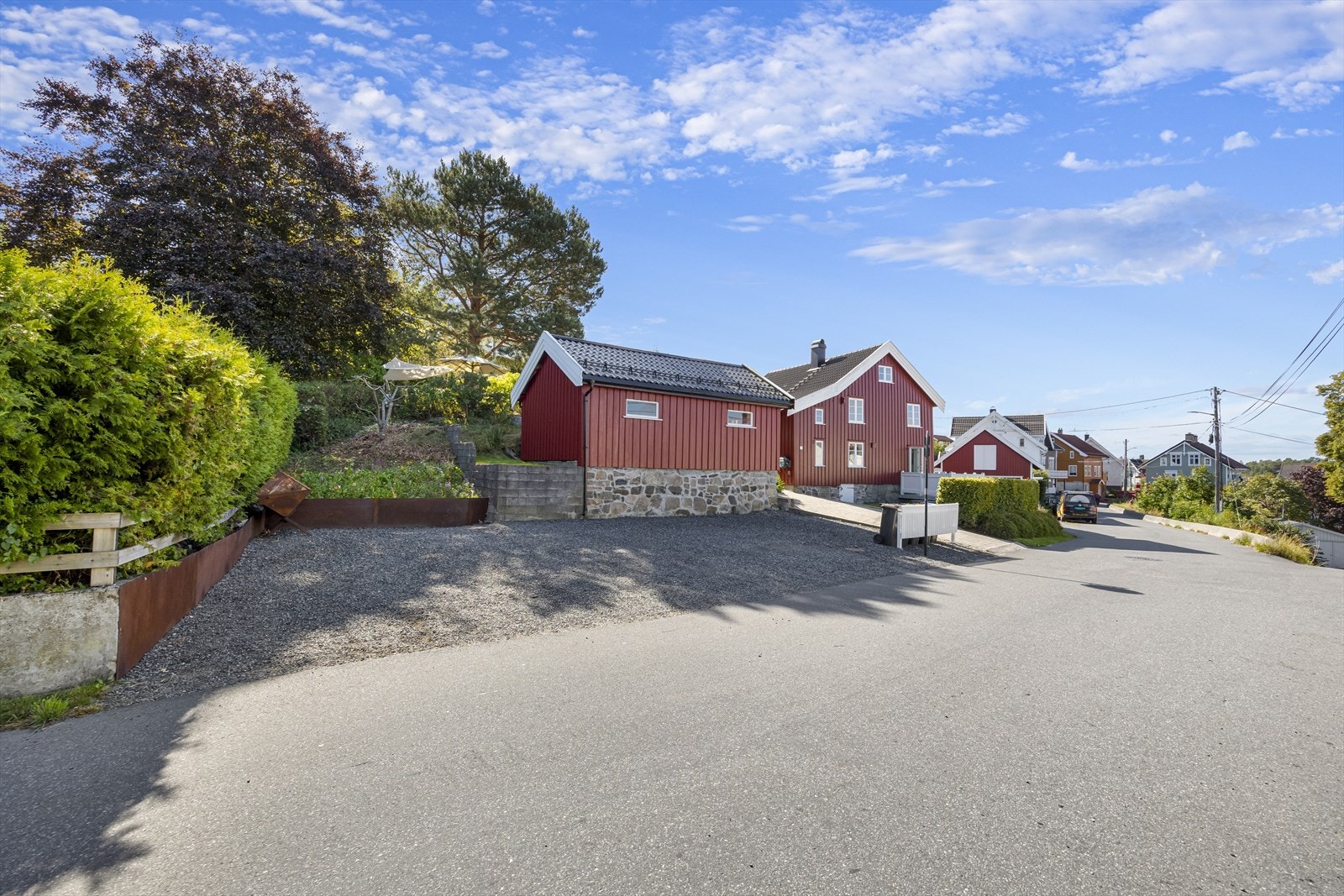 God plass til parkering på egen tomt. Opprinnelig byggeår ca. 1680. Eiendommen er velholdt og fremstår i god stand. Pent opparbeidet tomt med hekk, plen, et lite drivhus, terrasser, uteplasser, bålplass m.m. Galleribilde