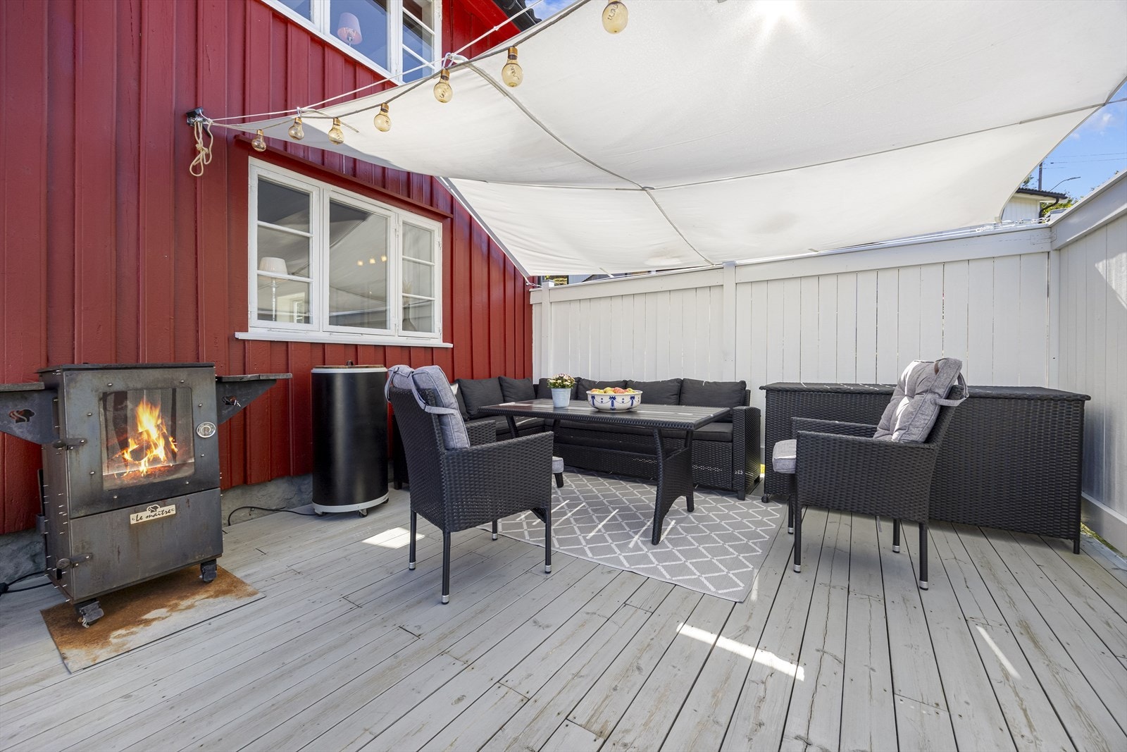 Her kan sene sommerkvelder nytes. Seilet over terrassen er spesialsydd til uteplassen og medfølger. Galleribilde