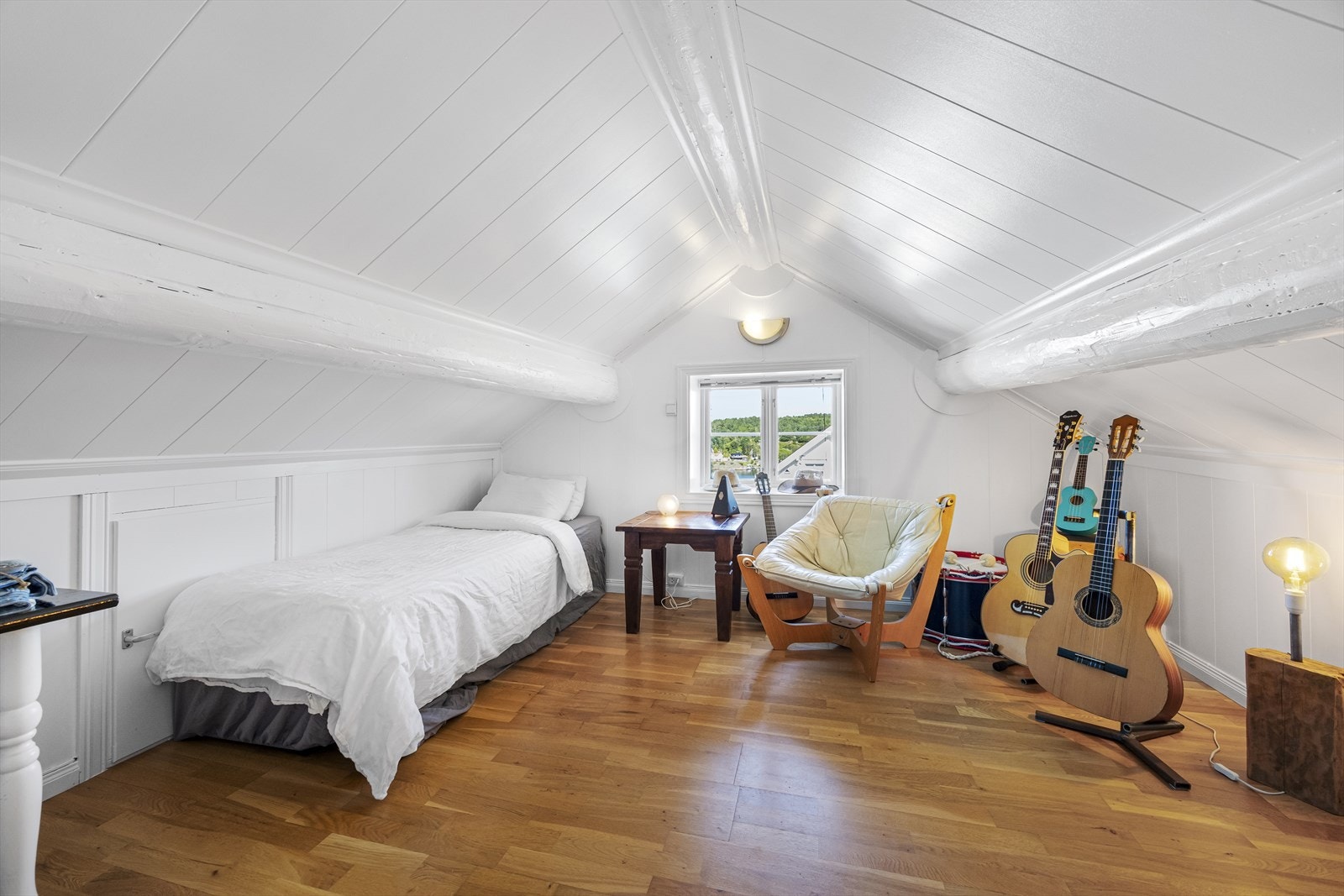 Det er kott i kneveggene på begge rom, med god plass til diverse lagring. Galleribilde