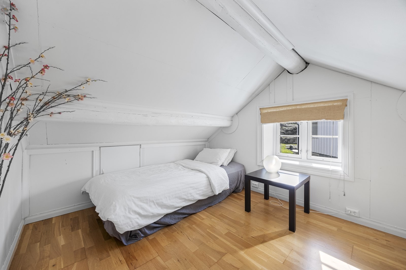 Rom i loftsetasje Galleribilde