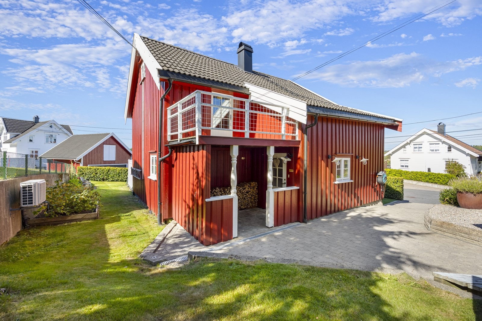 Praktisk og overbygd inngangsparti med god plass til bla. ved. Galleribilde