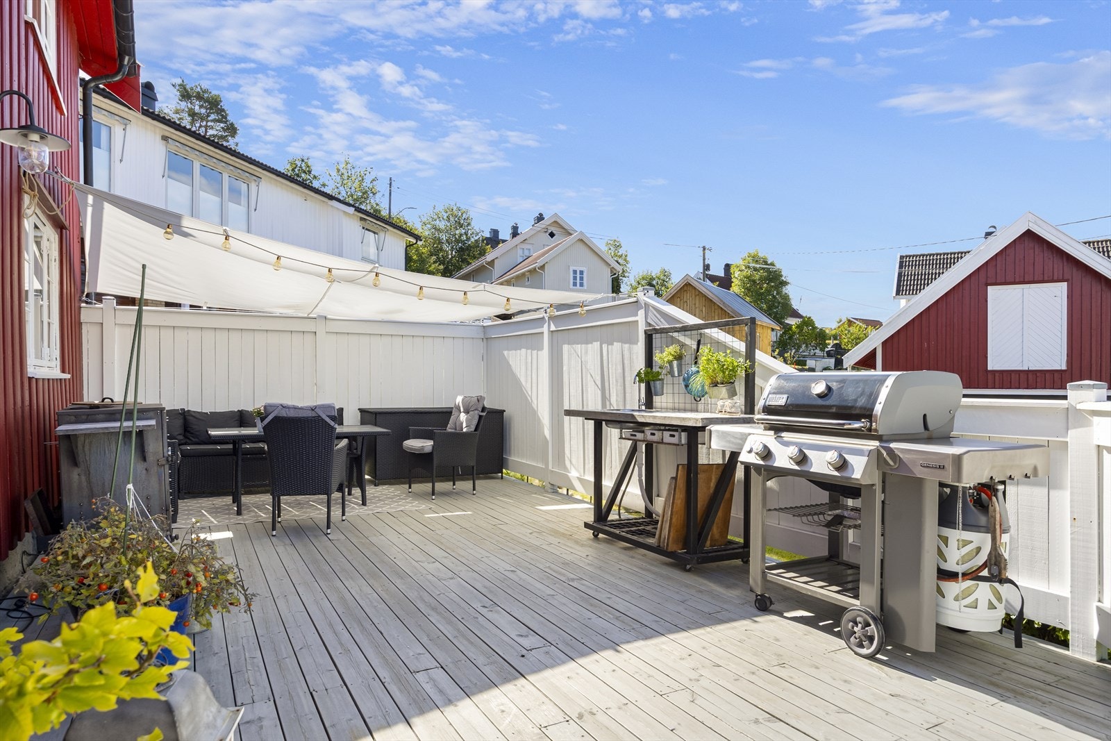 Fra stue er det utgang til inngjerdet og fin terrasse med levegger, utekjøkken og god plass til sittegruppe, spisebord m.m. Galleribilde