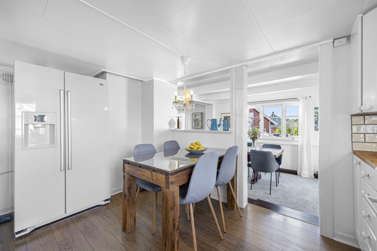 Kjøleskap medfølger handelen. Galleribilde