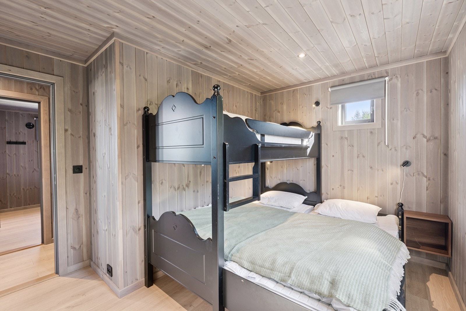 Soverom 2 er innredet med familiekøye med sengeplass til tre stk. Galleribilde