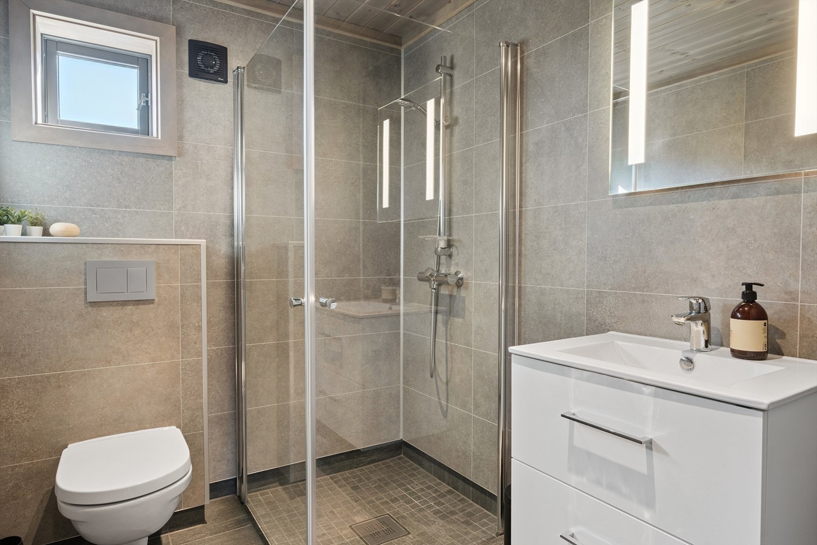 Hytta har to moderne og delikate baderom, med flislagt gulv med varmekabler og baderomsplater på veggene. Galleribilde