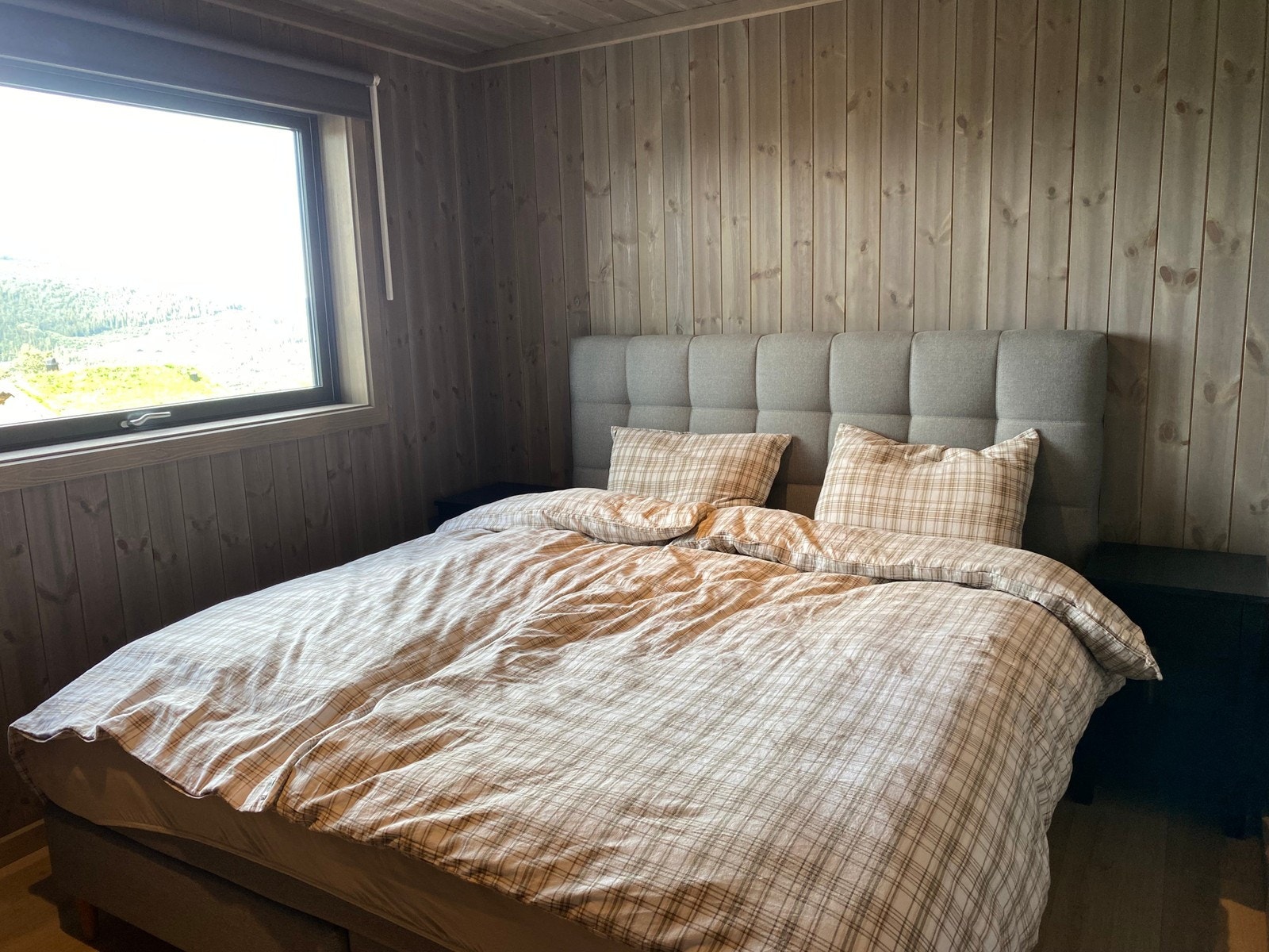 Hytta har to soverom. Hovedsoverommet er innredet med dobbeltseng. Galleribilde