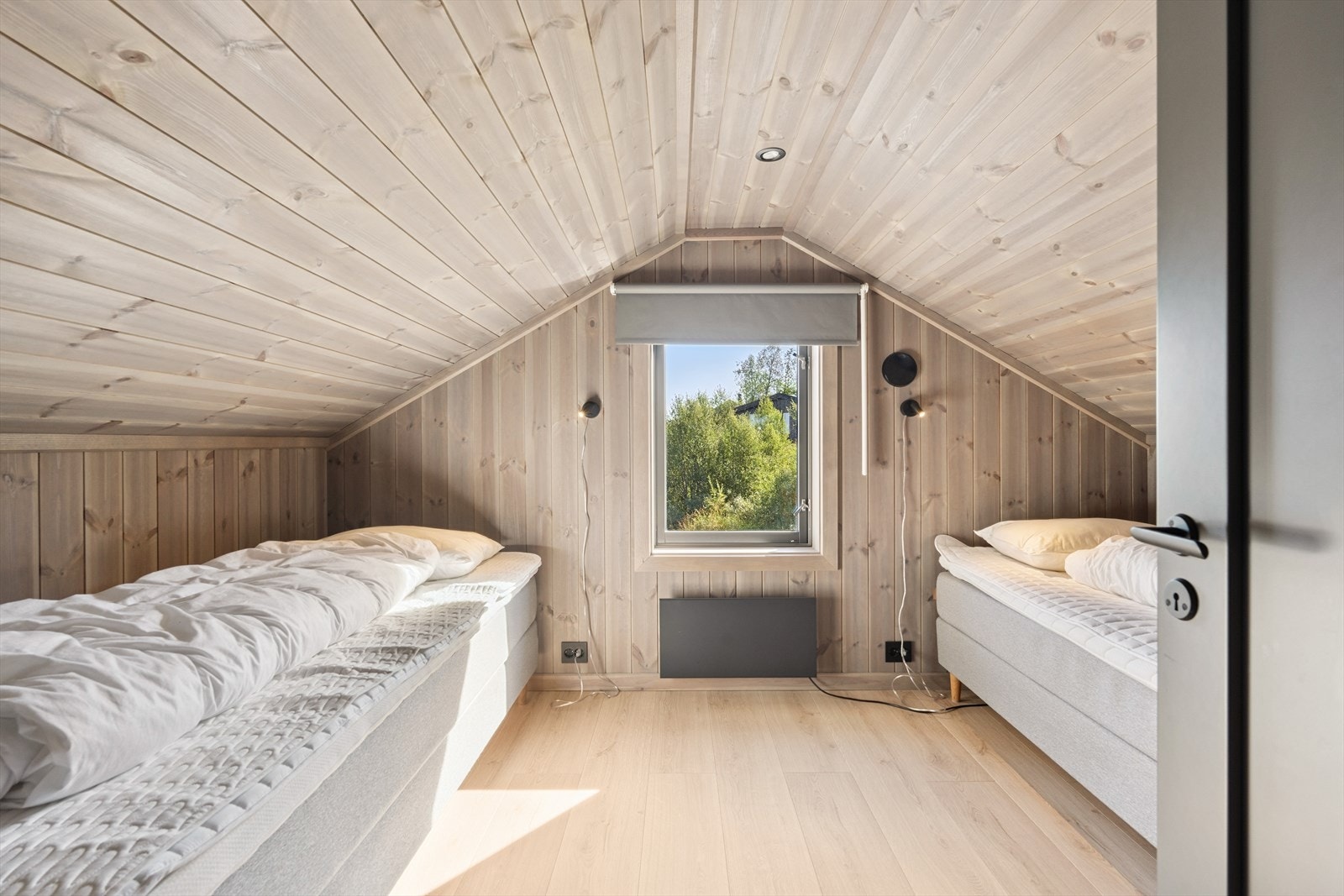 Hemsrom innredet med to enkeltsenger. Det gjøres oppmerksom på at grunnet lav takhøyde tilfredsstiller ikke rommene kravet for rom til varig opphold. Galleribilde