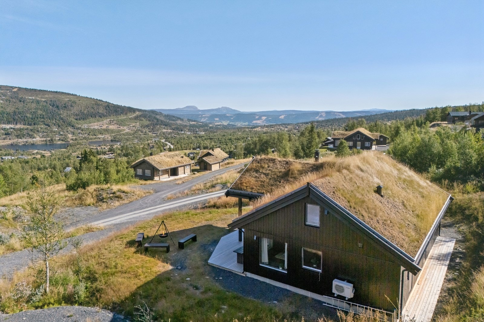 Hytta er oppført i 2023, og er en flott og moderne hytte fra Saltdalshytta med gjennomgående høy standard! Galleribilde