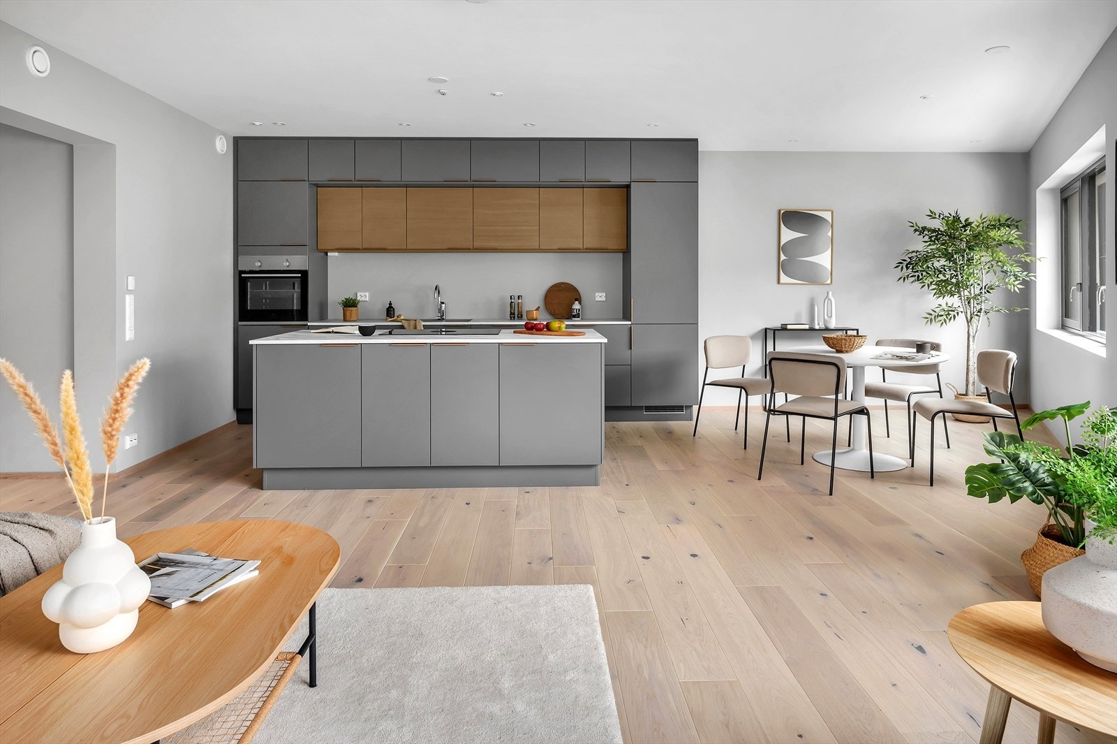 Kjøkken og stue ligger i åpen løsning med plass for både sofagruppe og spisebord. Galleribilde